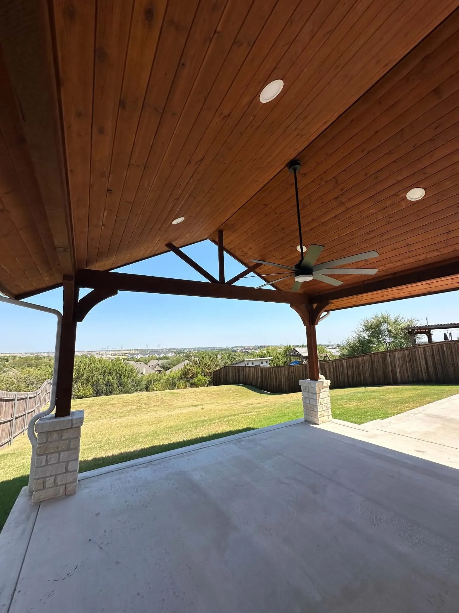 Single Family Residence For Sale in Tarrant County , 316 Bluffside Trail, Benbrook, Texas 76126, 4 Bedroom, 4 Bathroom, 2 Garage spaces, 3,176 Sqft, built in 2016, mls#21355111, Real Estate Agent in Benbrook, Homes For Sale in Tarrant county, Homes For Sale in Benbrook, Realtor in Benbrook Texas, Real Estate Brokerage Independent Realty Texas, Luminita Cordes Realtor