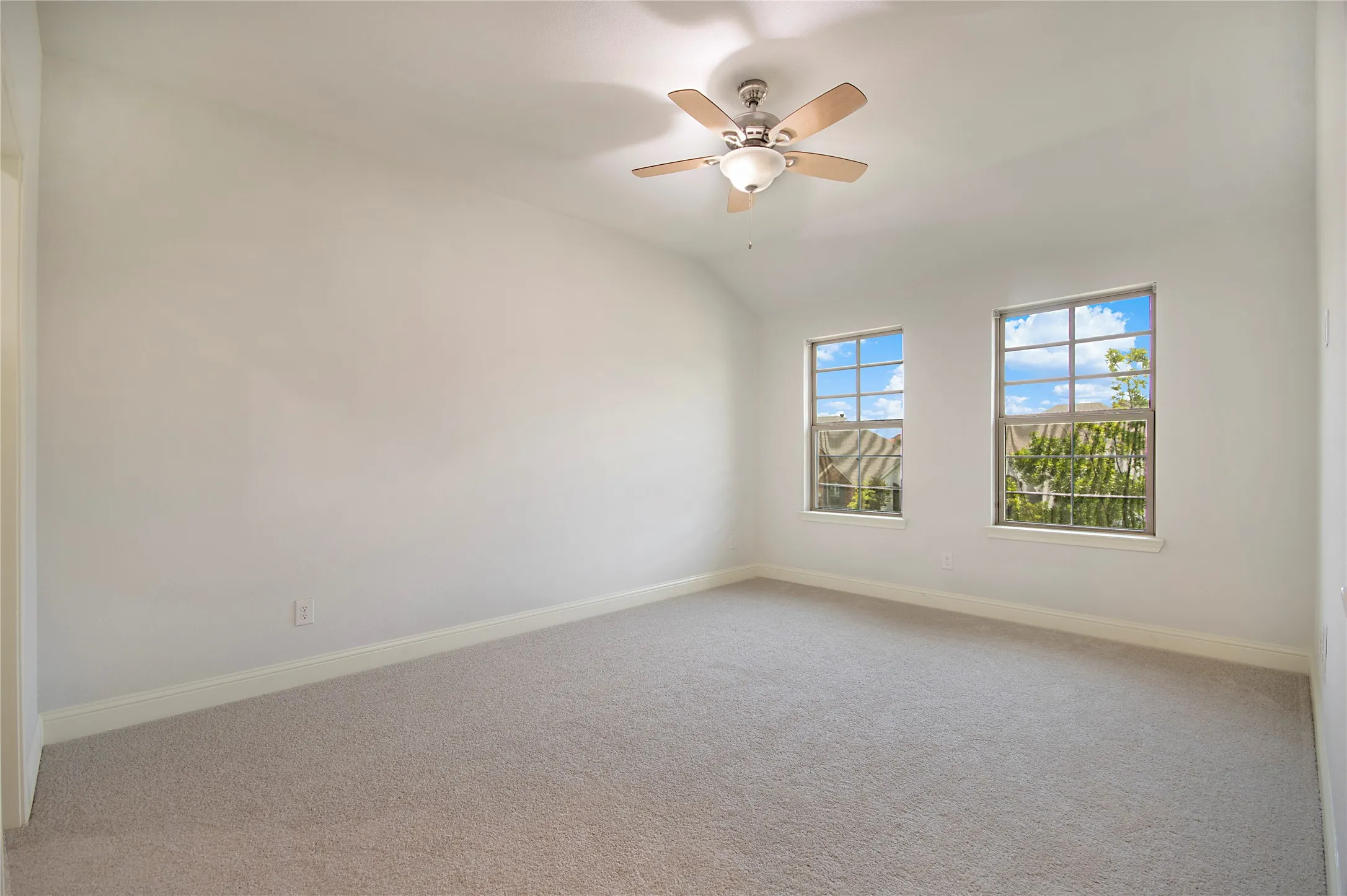 Single Family Residence For Sale in Tarrant County , 316 Bluffside Trail, Benbrook, Texas 76126, 4 Bedroom, 4 Bathroom, 2 Garage spaces, 3,176 Sqft, built in 2016, mls#21355111, Real Estate Agent in Benbrook, Homes For Sale in Tarrant county, Homes For Sale in Benbrook, Realtor in Benbrook Texas, Real Estate Brokerage Independent Realty Texas, Luminita Cordes Realtor