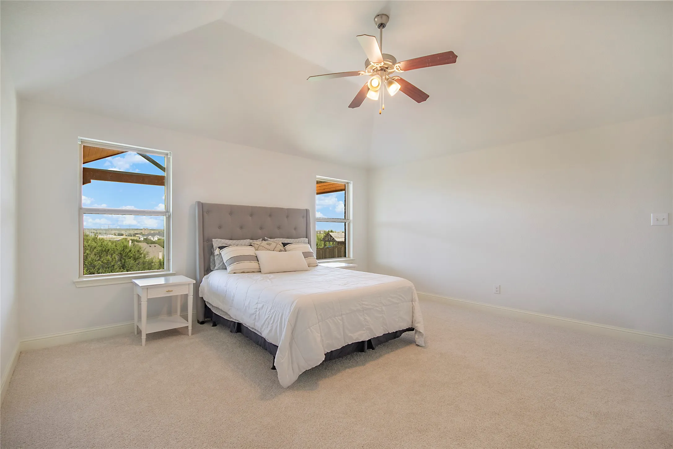 Single Family Residence For Sale in Tarrant County , 316 Bluffside Trail, Benbrook, Texas 76126, 4 Bedroom, 4 Bathroom, 2 Garage spaces, 3,176 Sqft, built in 2016, mls#21355111, Real Estate Agent in Benbrook, Homes For Sale in Tarrant county, Homes For Sale in Benbrook, Realtor in Benbrook Texas, Real Estate Brokerage Independent Realty Texas, Luminita Cordes Realtor