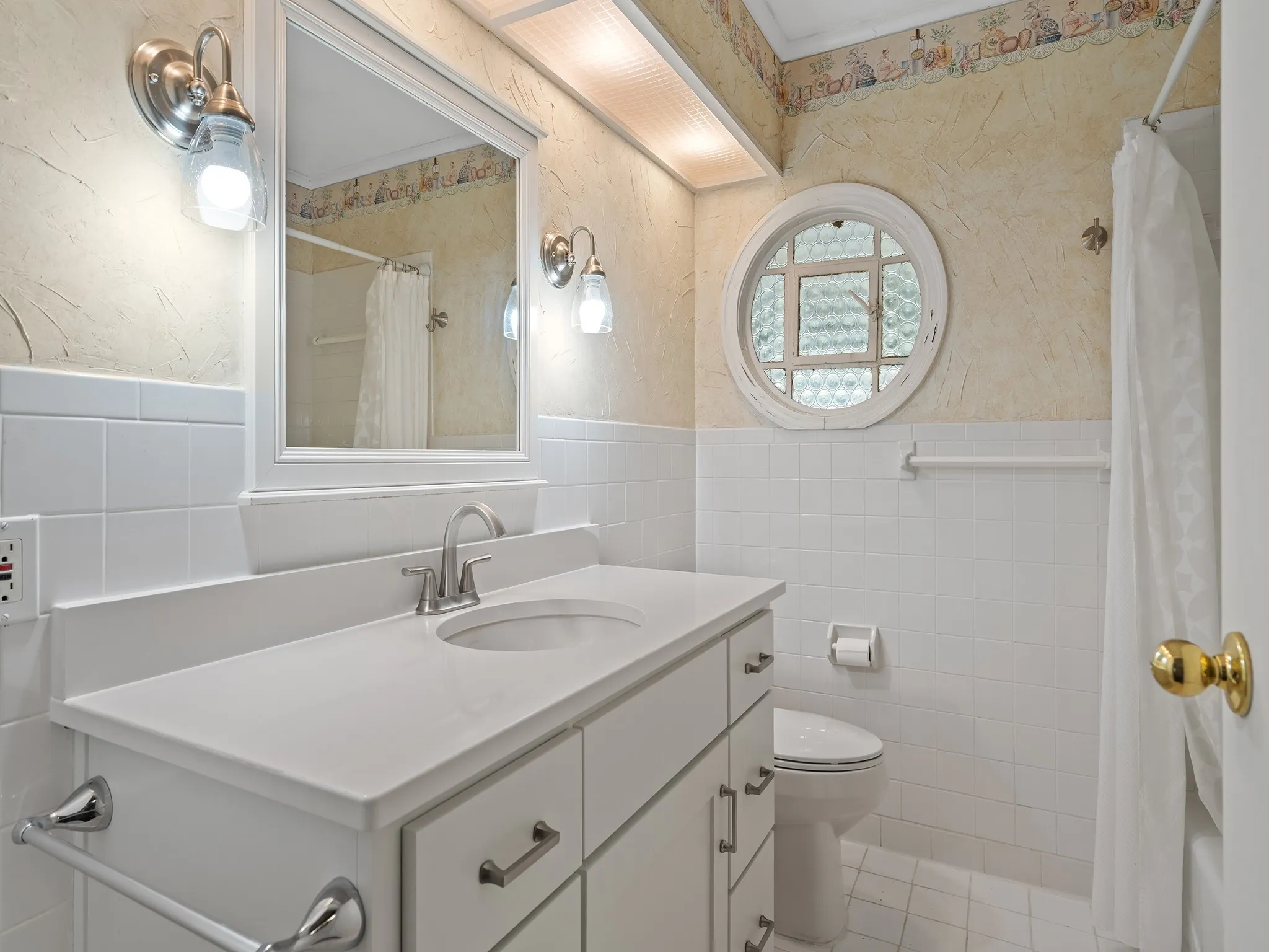 Single Family Residence For Sale in Hunt County , 2115 Park Street, Greenville, Texas 75401, 4 Bedroom, 3 Bathroom, Garage spaces, 2,535 Sqft, built in 1949, mls#21351677, Real Estate Agent in Greenville, Homes For Sale in Hunt county, Homes For Sale in Greenville, Realtor in Greenville Texas, Real Estate Brokerage Independent Realty Texas, Luminita Cordes Realtor