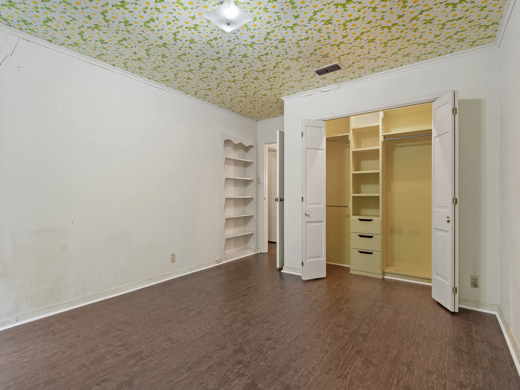 Single Family Residence For Sale in Hunt County , 2115 Park Street, Greenville, Texas 75401, 4 Bedroom, 3 Bathroom, Garage spaces, 2,535 Sqft, built in 1949, mls#21351677, Real Estate Agent in Greenville, Homes For Sale in Hunt county, Homes For Sale in Greenville, Realtor in Greenville Texas, Real Estate Brokerage Independent Realty Texas, Luminita Cordes Realtor