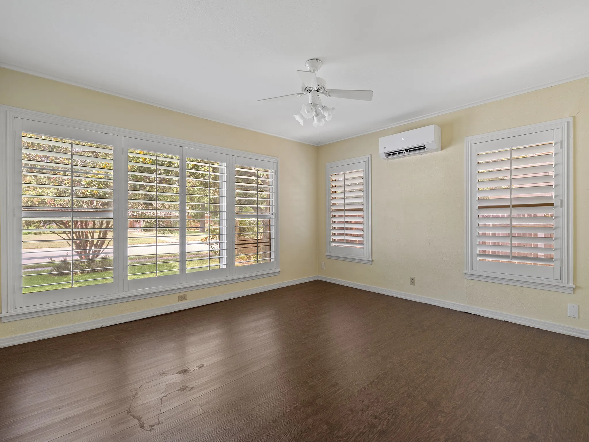 Single Family Residence For Sale in Hunt County , 2115 Park Street, Greenville, Texas 75401, 4 Bedroom, 3 Bathroom, Garage spaces, 2,535 Sqft, built in 1949, mls#21351677, Real Estate Agent in Greenville, Homes For Sale in Hunt county, Homes For Sale in Greenville, Realtor in Greenville Texas, Real Estate Brokerage Independent Realty Texas, Luminita Cordes Realtor