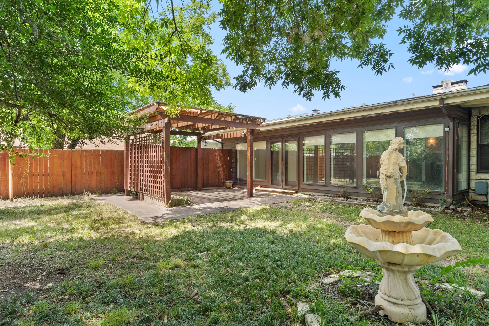 Single Family Residence For Sale in Hunt County , 2115 Park Street, Greenville, Texas 75401, 4 Bedroom, 3 Bathroom, Garage spaces, 2,535 Sqft, built in 1949, mls#21351677, Real Estate Agent in Greenville, Homes For Sale in Hunt county, Homes For Sale in Greenville, Realtor in Greenville Texas, Real Estate Brokerage Independent Realty Texas, Luminita Cordes Realtor