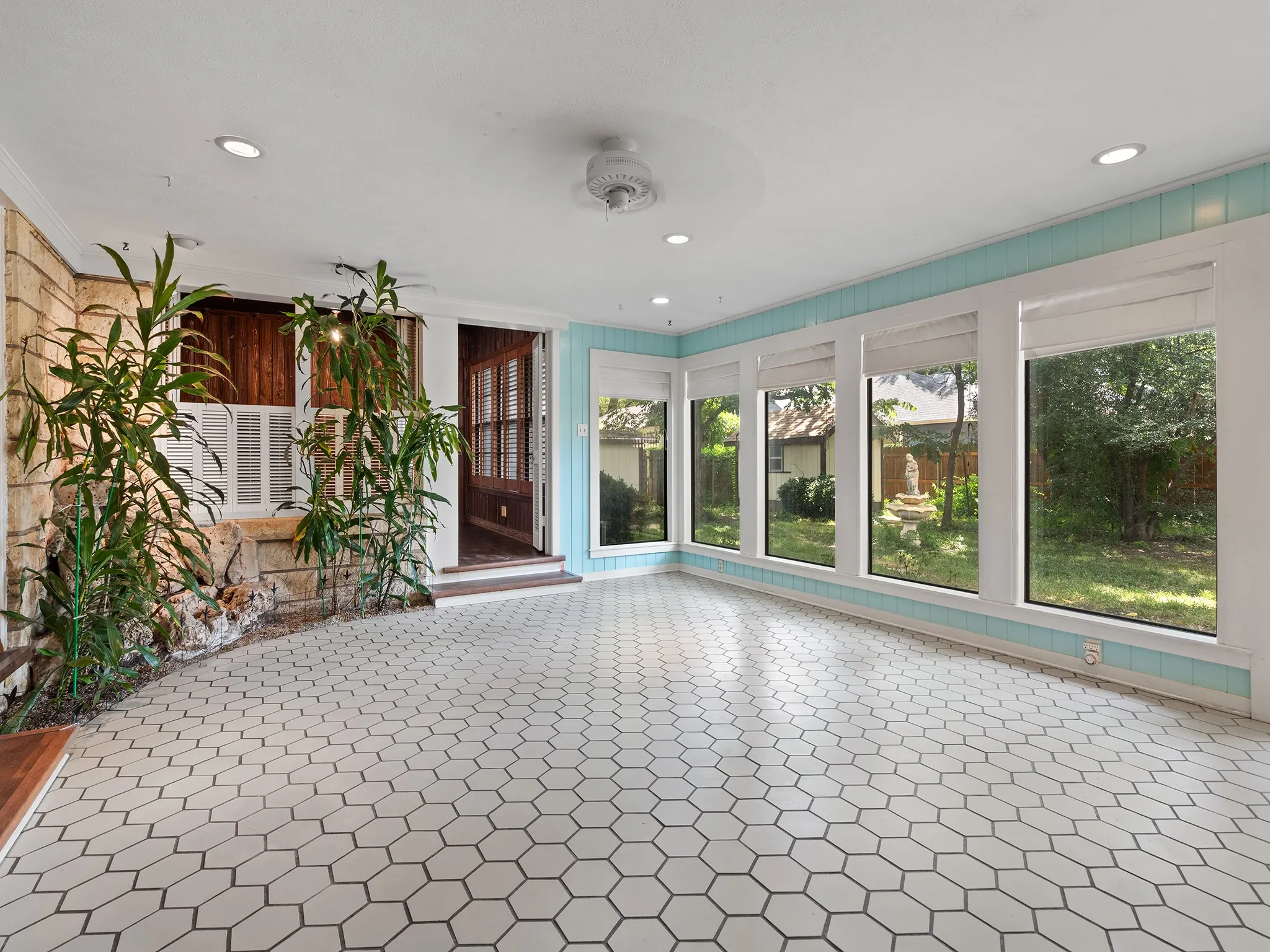 Single Family Residence For Sale in Hunt County , 2115 Park Street, Greenville, Texas 75401, 4 Bedroom, 3 Bathroom, Garage spaces, 2,535 Sqft, built in 1949, mls#21351677, Real Estate Agent in Greenville, Homes For Sale in Hunt county, Homes For Sale in Greenville, Realtor in Greenville Texas, Real Estate Brokerage Independent Realty Texas, Luminita Cordes Realtor