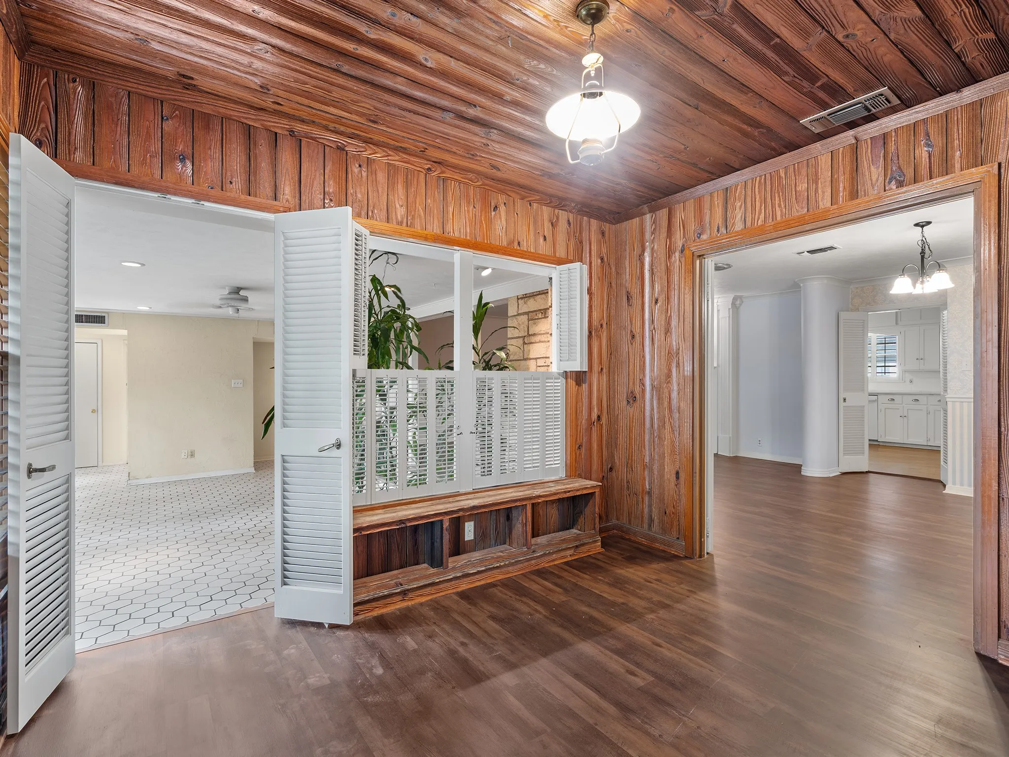 Single Family Residence For Sale in Hunt County , 2115 Park Street, Greenville, Texas 75401, 4 Bedroom, 3 Bathroom, Garage spaces, 2,535 Sqft, built in 1949, mls#21351677, Real Estate Agent in Greenville, Homes For Sale in Hunt county, Homes For Sale in Greenville, Realtor in Greenville Texas, Real Estate Brokerage Independent Realty Texas, Luminita Cordes Realtor