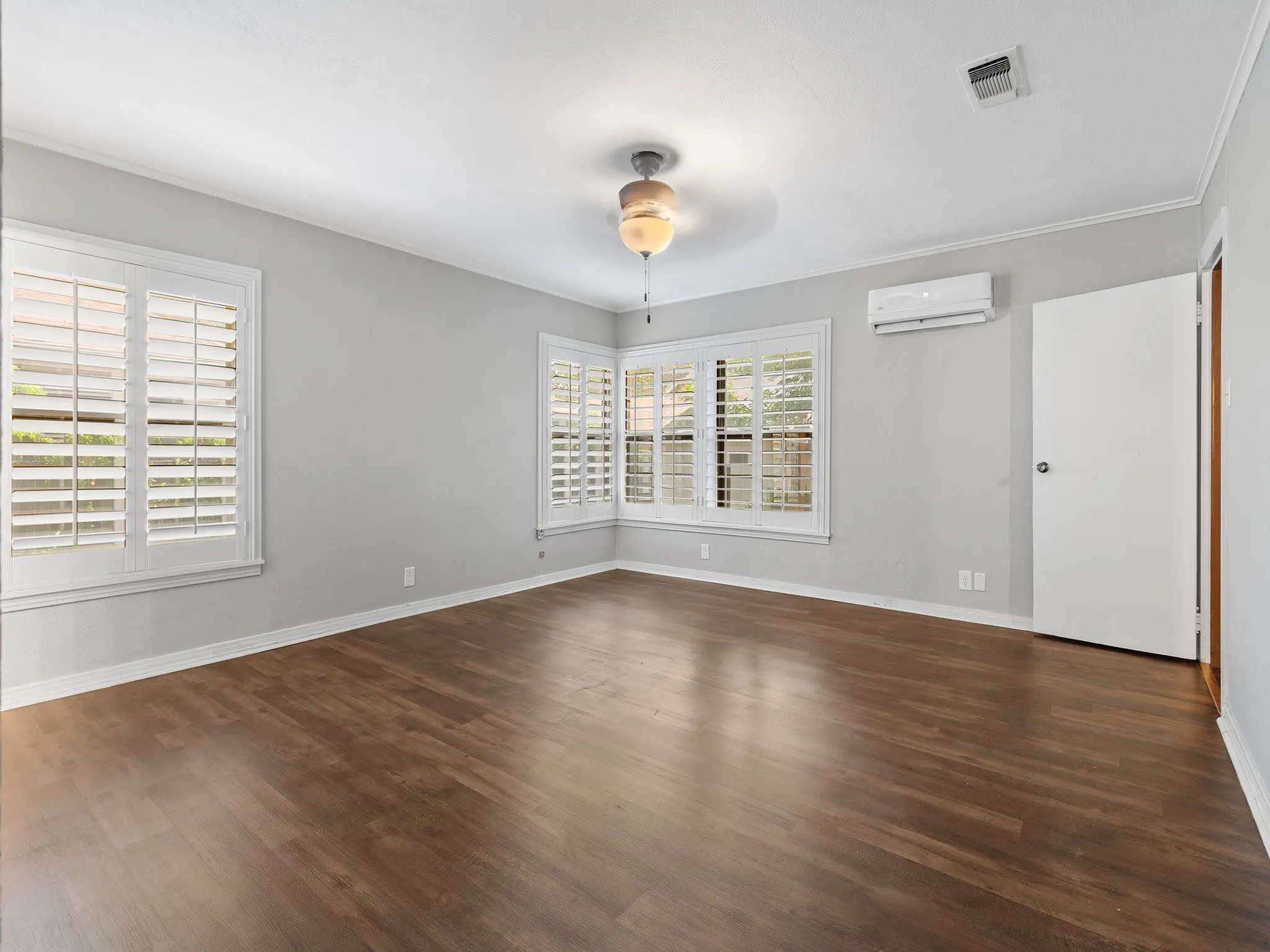 Single Family Residence For Sale in Hunt County , 2115 Park Street, Greenville, Texas 75401, 4 Bedroom, 3 Bathroom, Garage spaces, 2,535 Sqft, built in 1949, mls#21351677, Real Estate Agent in Greenville, Homes For Sale in Hunt county, Homes For Sale in Greenville, Realtor in Greenville Texas, Real Estate Brokerage Independent Realty Texas, Luminita Cordes Realtor
