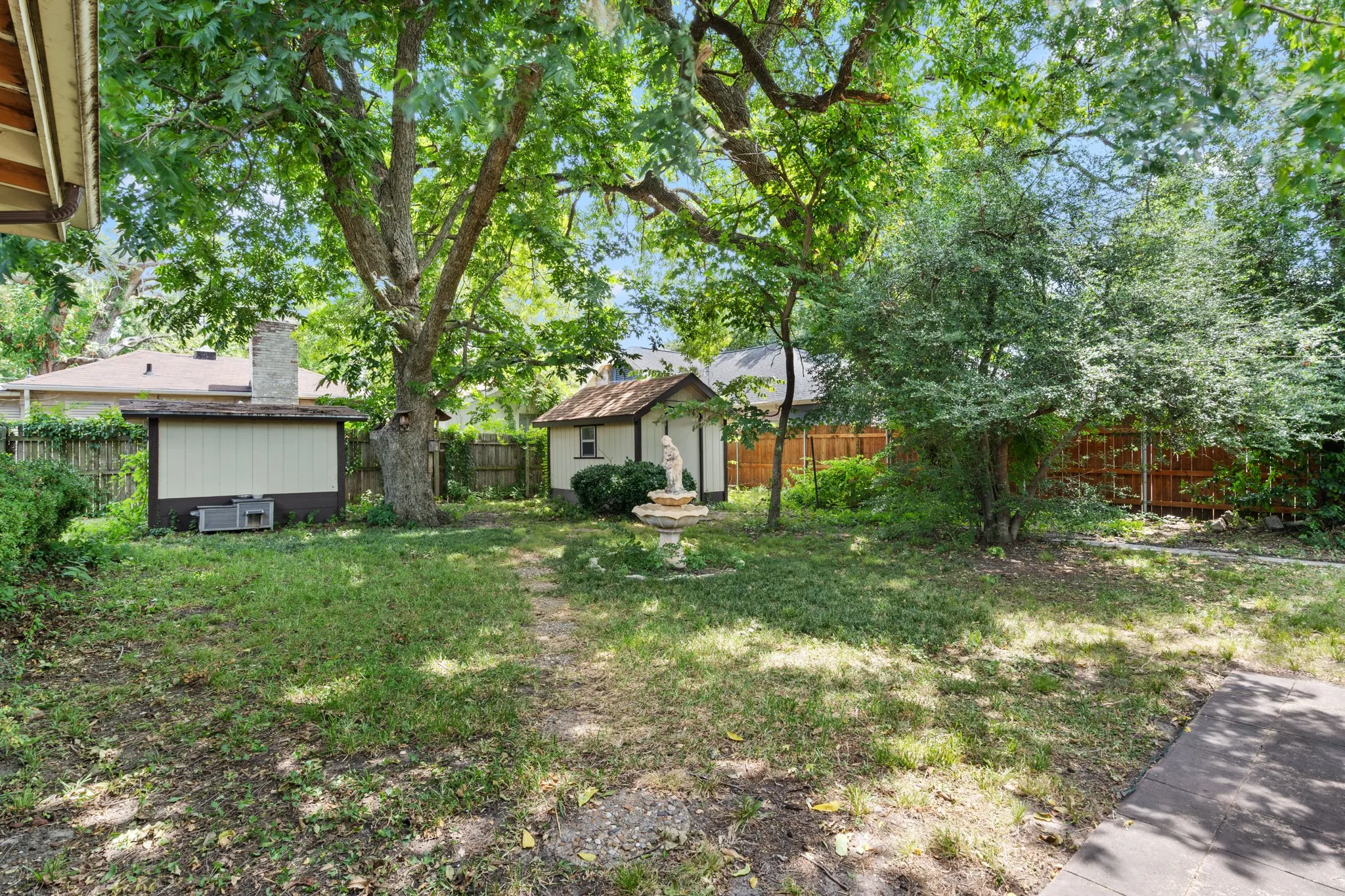 Single Family Residence For Sale in Hunt County , 2115 Park Street, Greenville, Texas 75401, 4 Bedroom, 3 Bathroom, Garage spaces, 2,535 Sqft, built in 1949, mls#21351677, Real Estate Agent in Greenville, Homes For Sale in Hunt county, Homes For Sale in Greenville, Realtor in Greenville Texas, Real Estate Brokerage Independent Realty Texas, Luminita Cordes Realtor