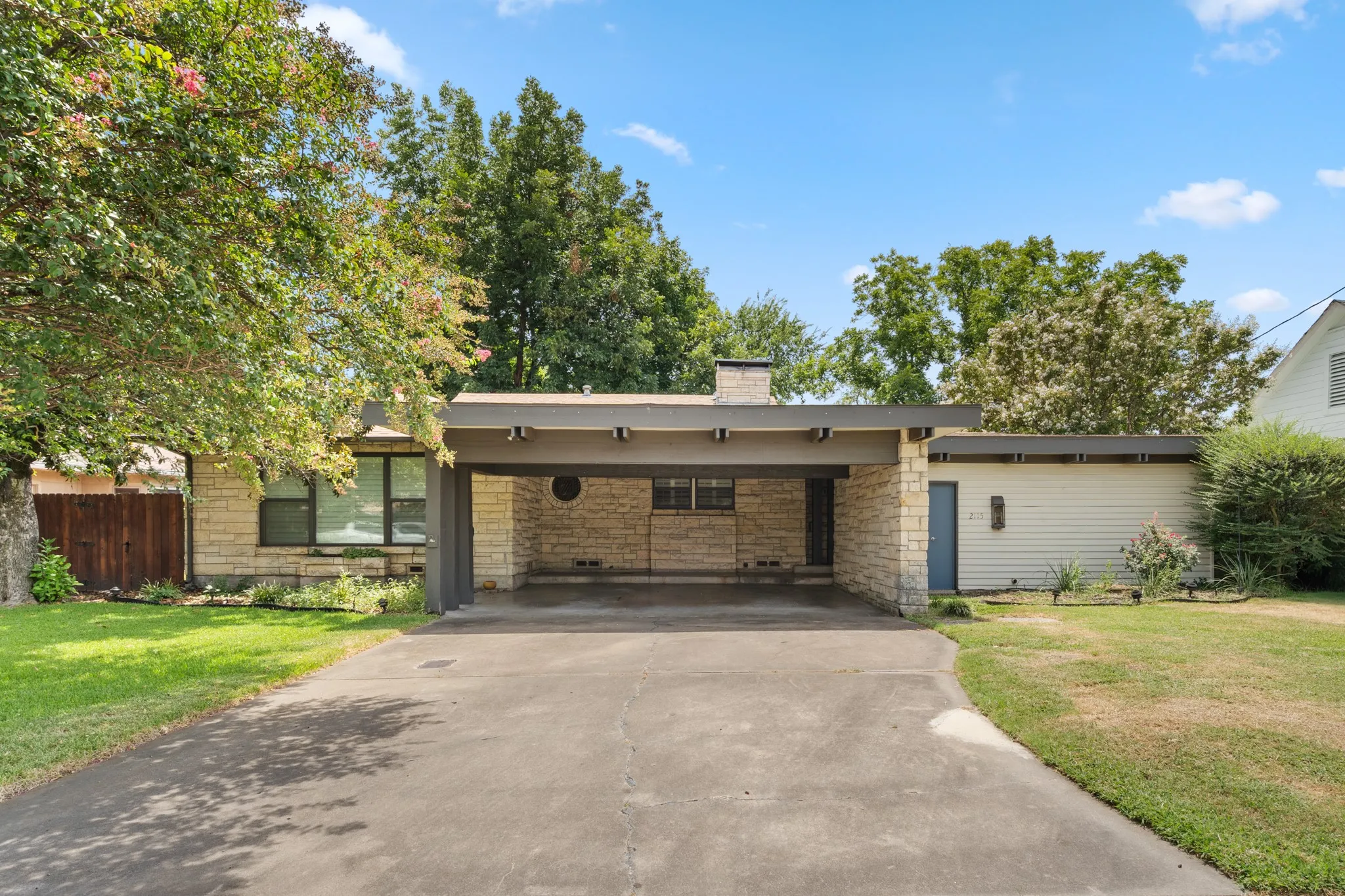 Single Family Residence For Sale in Hunt County , 2115 Park Street, Greenville, Texas 75401, 4 Bedroom, 3 Bathroom, Garage spaces, 2,535 Sqft, built in 1949, mls#21351677, Real Estate Agent in Greenville, Homes For Sale in Hunt county, Homes For Sale in Greenville, Realtor in Greenville Texas, Real Estate Brokerage Independent Realty Texas, Luminita Cordes Realtor