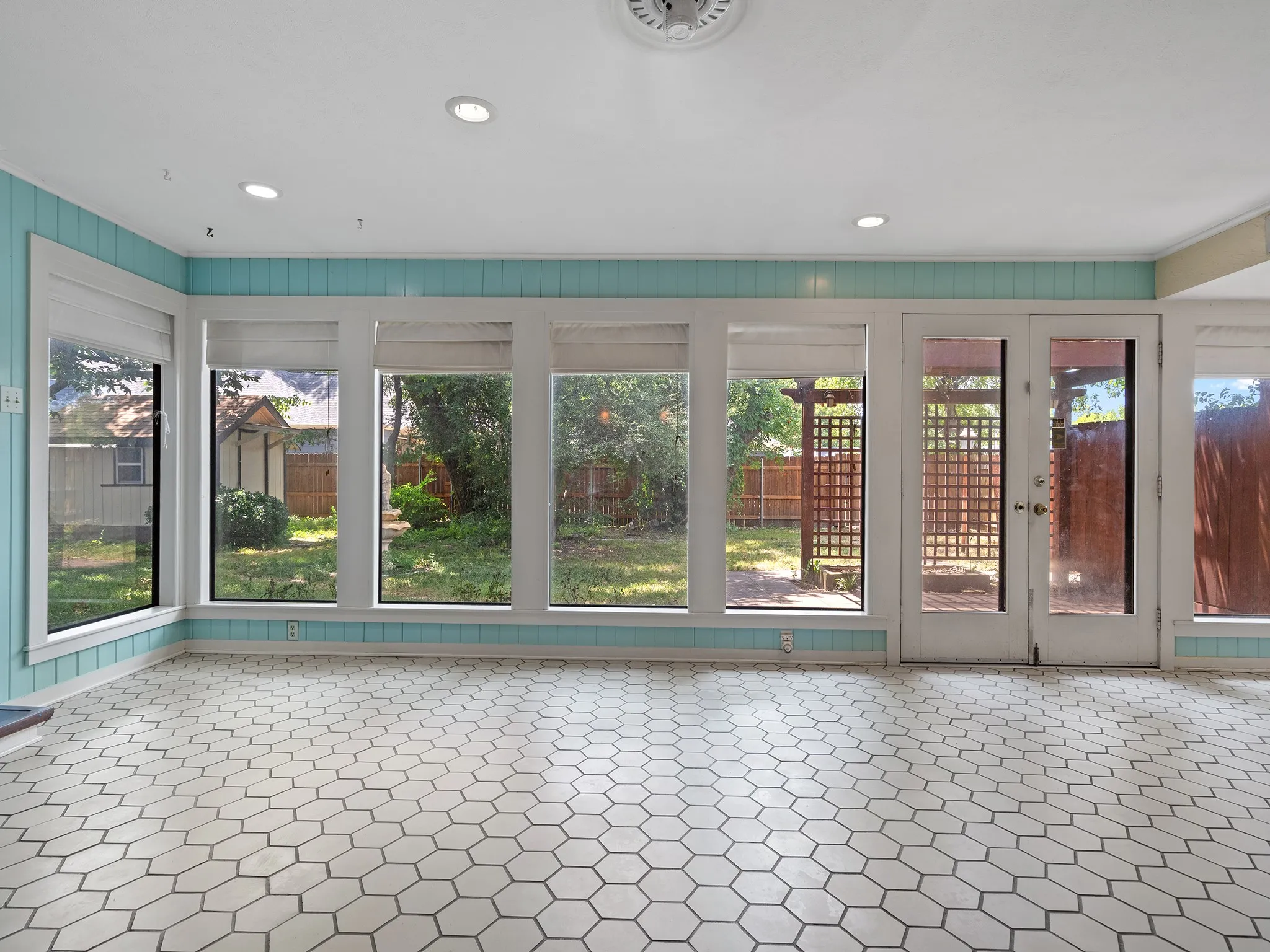 Single Family Residence For Sale in Hunt County , 2115 Park Street, Greenville, Texas 75401, 4 Bedroom, 3 Bathroom, Garage spaces, 2,535 Sqft, built in 1949, mls#21351677, Real Estate Agent in Greenville, Homes For Sale in Hunt county, Homes For Sale in Greenville, Realtor in Greenville Texas, Real Estate Brokerage Independent Realty Texas, Luminita Cordes Realtor