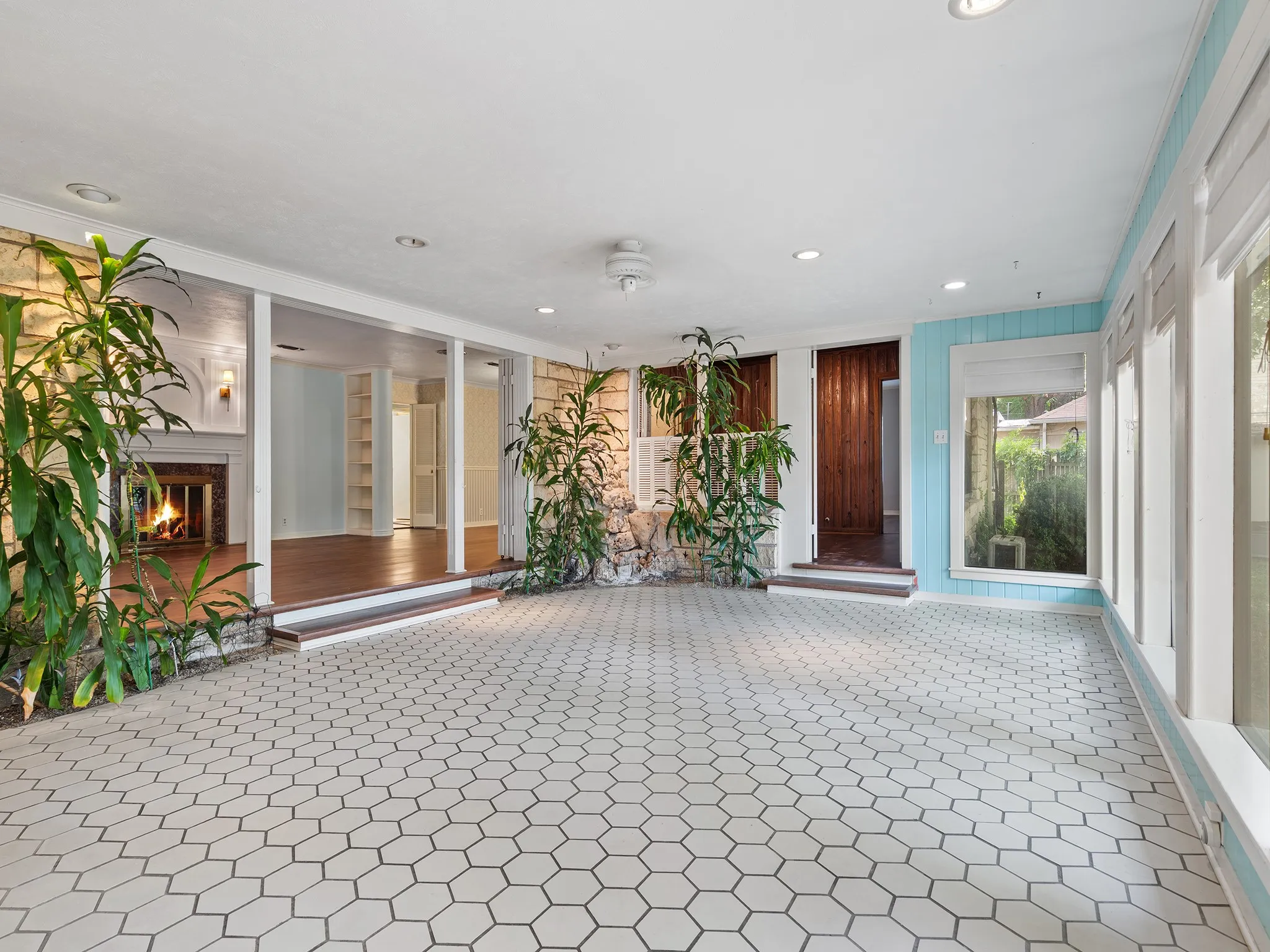 Single Family Residence For Sale in Hunt County , 2115 Park Street, Greenville, Texas 75401, 4 Bedroom, 3 Bathroom, Garage spaces, 2,535 Sqft, built in 1949, mls#21351677, Real Estate Agent in Greenville, Homes For Sale in Hunt county, Homes For Sale in Greenville, Realtor in Greenville Texas, Real Estate Brokerage Independent Realty Texas, Luminita Cordes Realtor