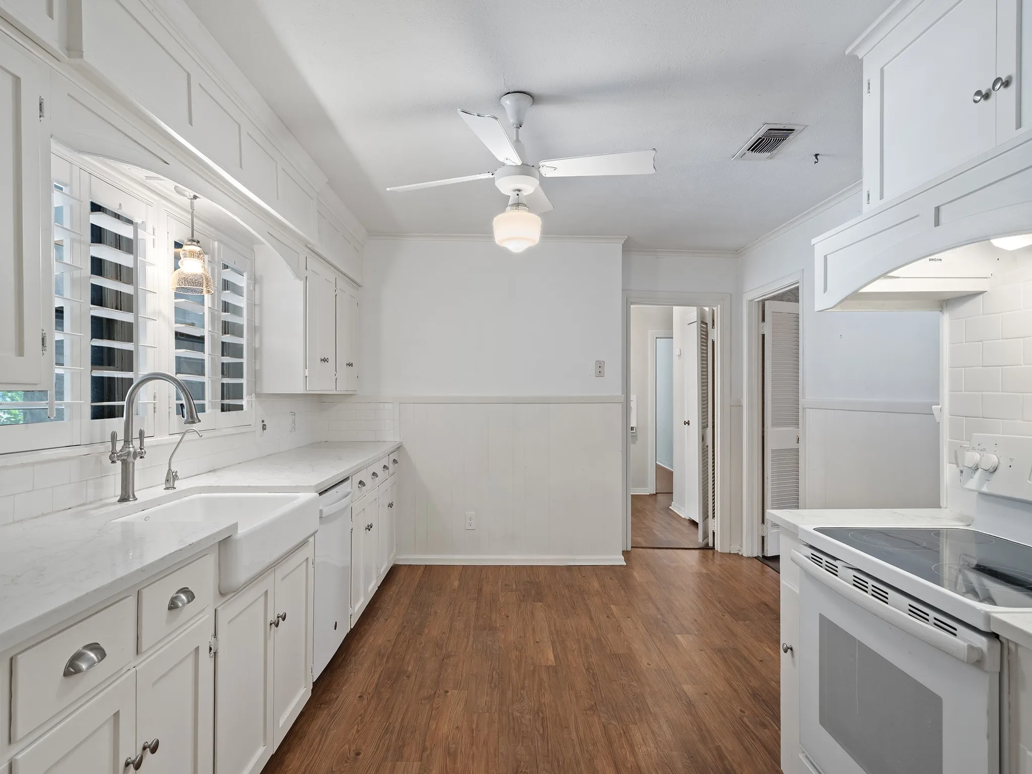 Single Family Residence For Sale in Hunt County , 2115 Park Street, Greenville, Texas 75401, 4 Bedroom, 3 Bathroom, Garage spaces, 2,535 Sqft, built in 1949, mls#21351677, Real Estate Agent in Greenville, Homes For Sale in Hunt county, Homes For Sale in Greenville, Realtor in Greenville Texas, Real Estate Brokerage Independent Realty Texas, Luminita Cordes Realtor