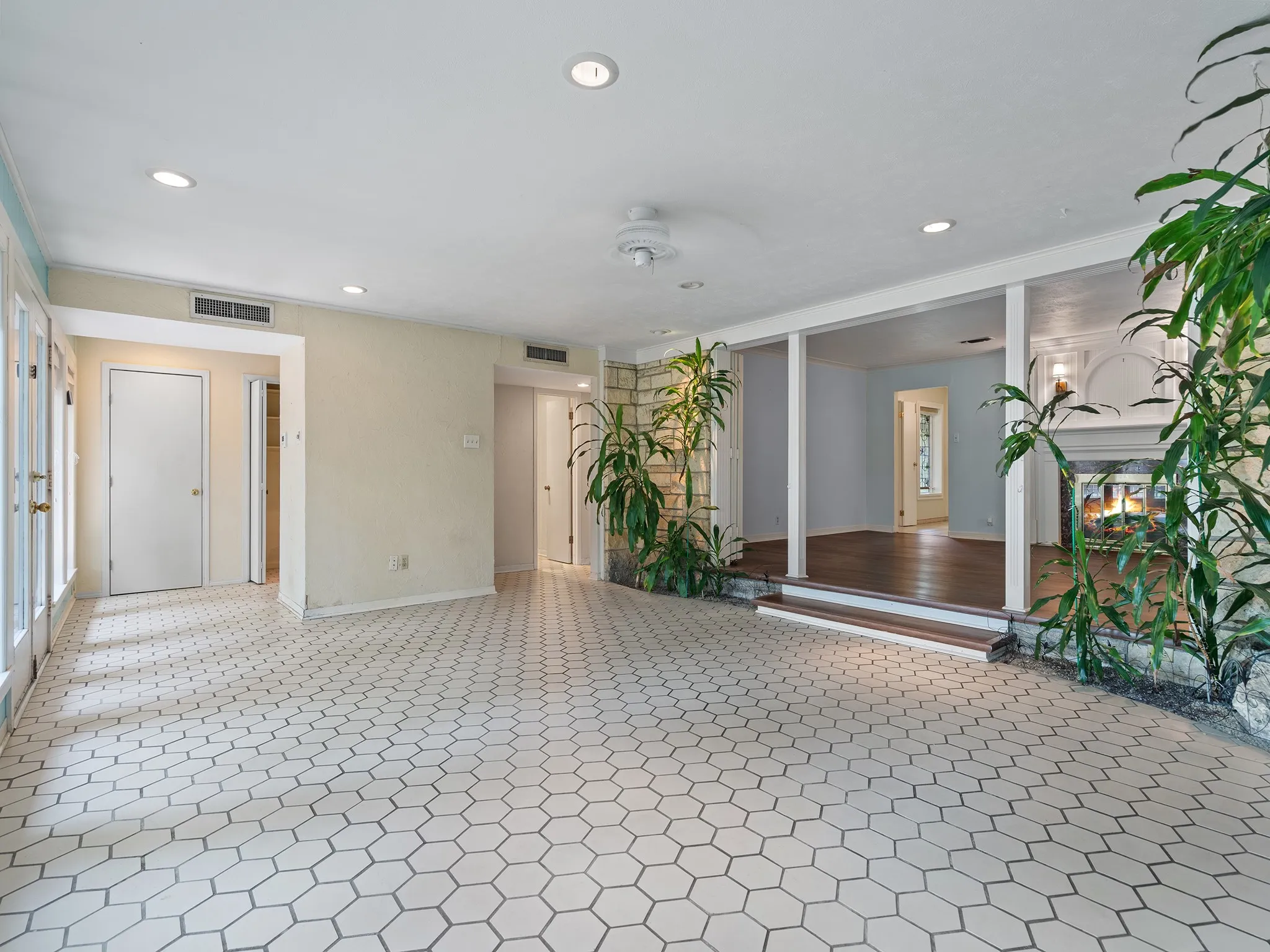 Single Family Residence For Sale in Hunt County , 2115 Park Street, Greenville, Texas 75401, 4 Bedroom, 3 Bathroom, Garage spaces, 2,535 Sqft, built in 1949, mls#21351677, Real Estate Agent in Greenville, Homes For Sale in Hunt county, Homes For Sale in Greenville, Realtor in Greenville Texas, Real Estate Brokerage Independent Realty Texas, Luminita Cordes Realtor