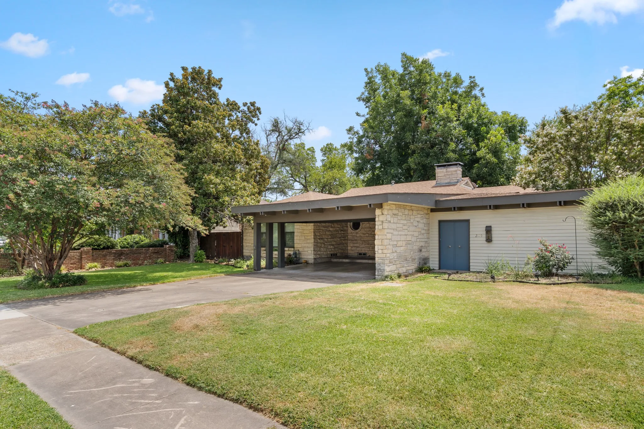 Single Family Residence For Sale in Hunt County , 2115 Park Street, Greenville, Texas 75401, 4 Bedroom, 3 Bathroom, Garage spaces, 2,535 Sqft, built in 1949, mls#21351677, Real Estate Agent in Greenville, Homes For Sale in Hunt county, Homes For Sale in Greenville, Realtor in Greenville Texas, Real Estate Brokerage Independent Realty Texas, Luminita Cordes Realtor