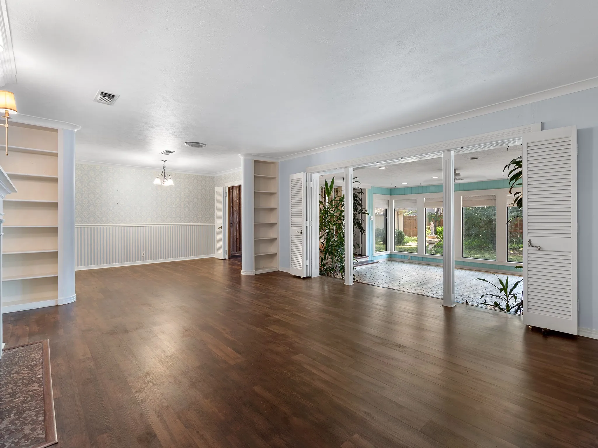 Single Family Residence For Sale in Hunt County , 2115 Park Street, Greenville, Texas 75401, 4 Bedroom, 3 Bathroom, Garage spaces, 2,535 Sqft, built in 1949, mls#21351677, Real Estate Agent in Greenville, Homes For Sale in Hunt county, Homes For Sale in Greenville, Realtor in Greenville Texas, Real Estate Brokerage Independent Realty Texas, Luminita Cordes Realtor