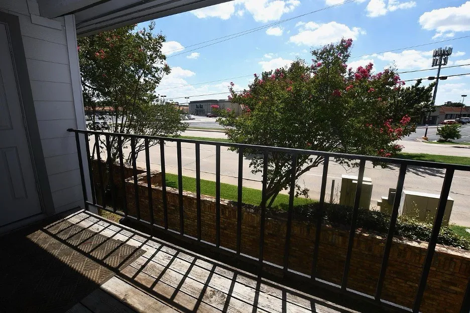 Condominium For Sale in Dallas County , 15151 Berry Trail 606, Dallas, Texas 75248, 2 Bedroom, 2 Bathroom, Garage spaces, 966 Sqft, built in 1980, mls#21353402, Real Estate Agent in Dallas, Homes For Sale in Dallas county, Homes For Sale in Dallas, Realtor in Dallas Texas, Real Estate Brokerage Independent Realty Texas, Luminita Cordes Realtor
