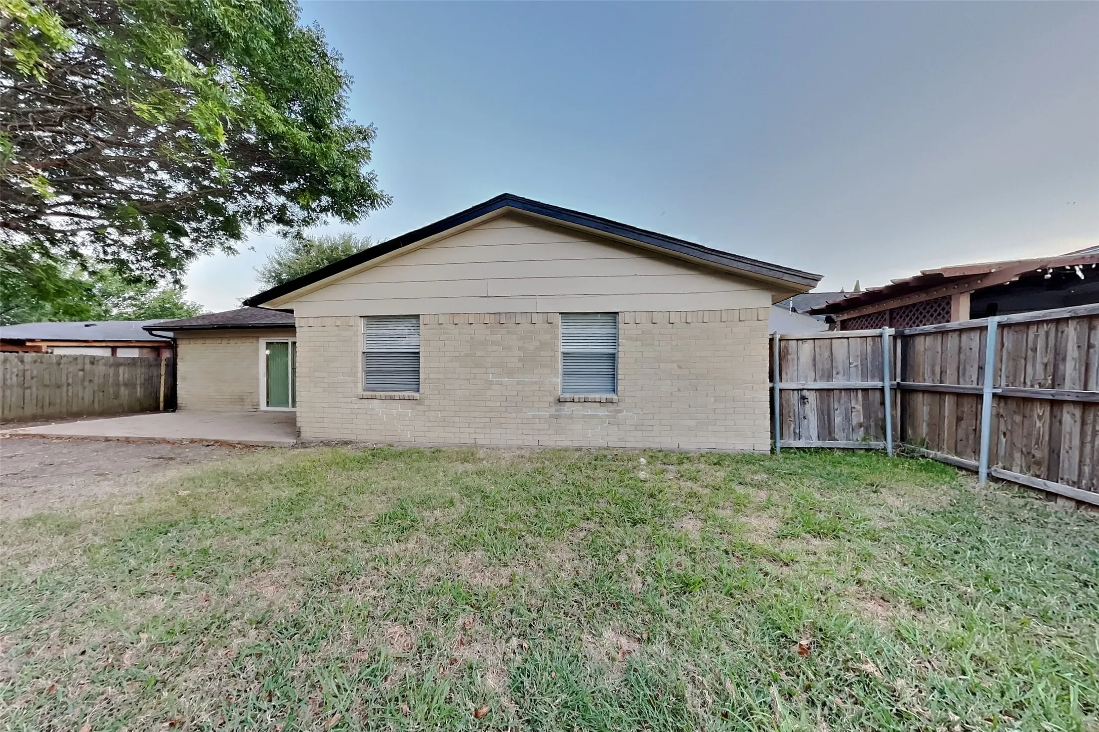 Single Family Residence For Rent in Dallas County , 1558 Town Bluff Street, Garland, Texas 75040, 3 Bedroom, 2 Bathroom, 2 Garage spaces, 1,321 Sqft, built in 1972, mls#21355153, Real Estate Agent in Garland, Homes For Rent in Dallas county, Homes For Rent in Garland, Realtor in Garland Texas, Real Estate Brokerage Independent Realty Texas, Luminita Cordes Realtor