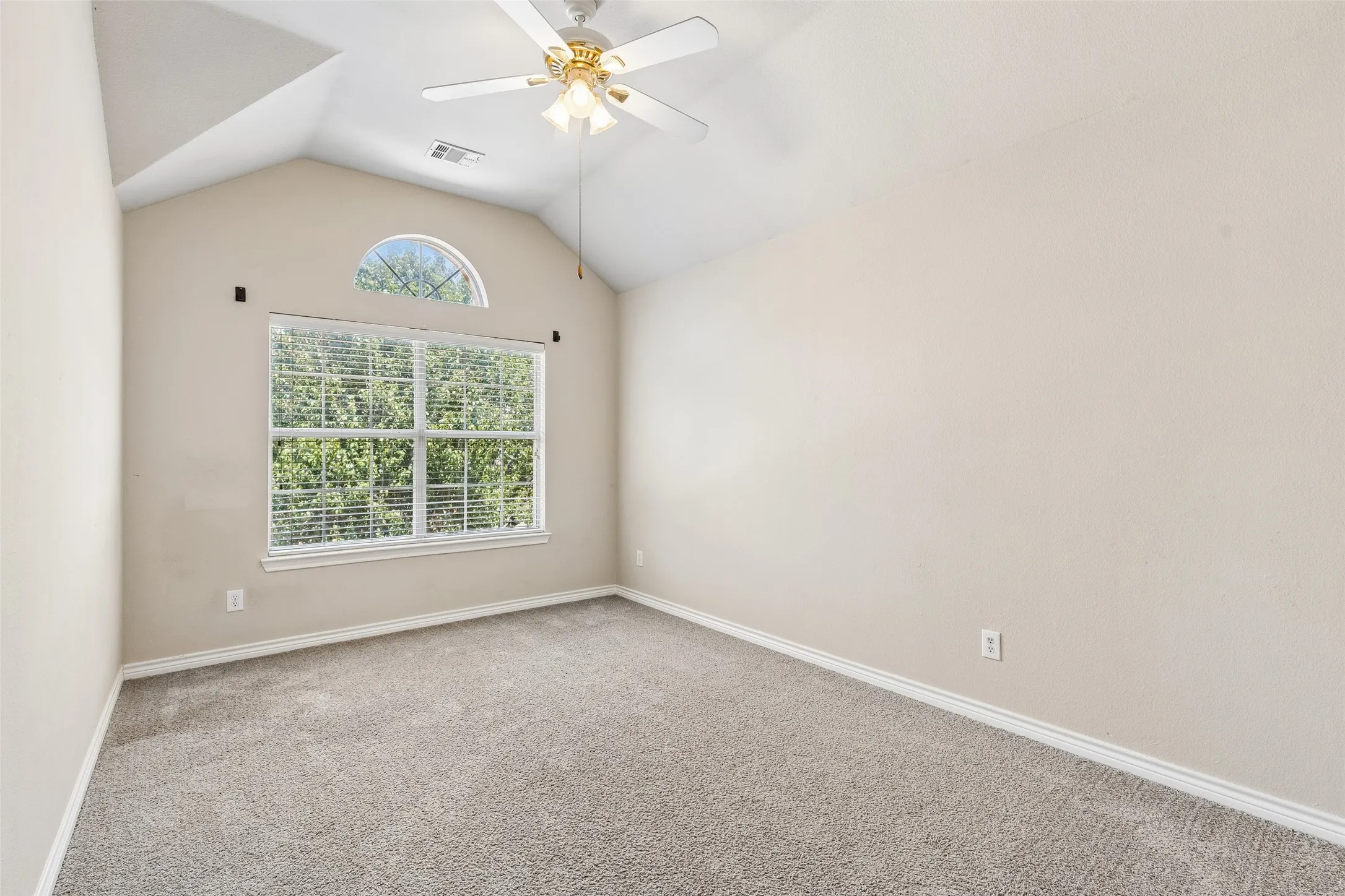 Single Family Residence For Sale in Tarrant County , 5376 Lake Chelen Drive, Fort Worth, Texas 76137, 5 Bedroom, 3 Bathroom, 2 Garage spaces, 2,672 Sqft, built in 2000, mls#21329409, Real Estate Agent in Fort Worth, Homes For Sale in Tarrant county, Homes For Sale in Fort Worth, Realtor in Fort Worth Texas, Real Estate Brokerage Independent Realty Texas, Luminita Cordes Realtor