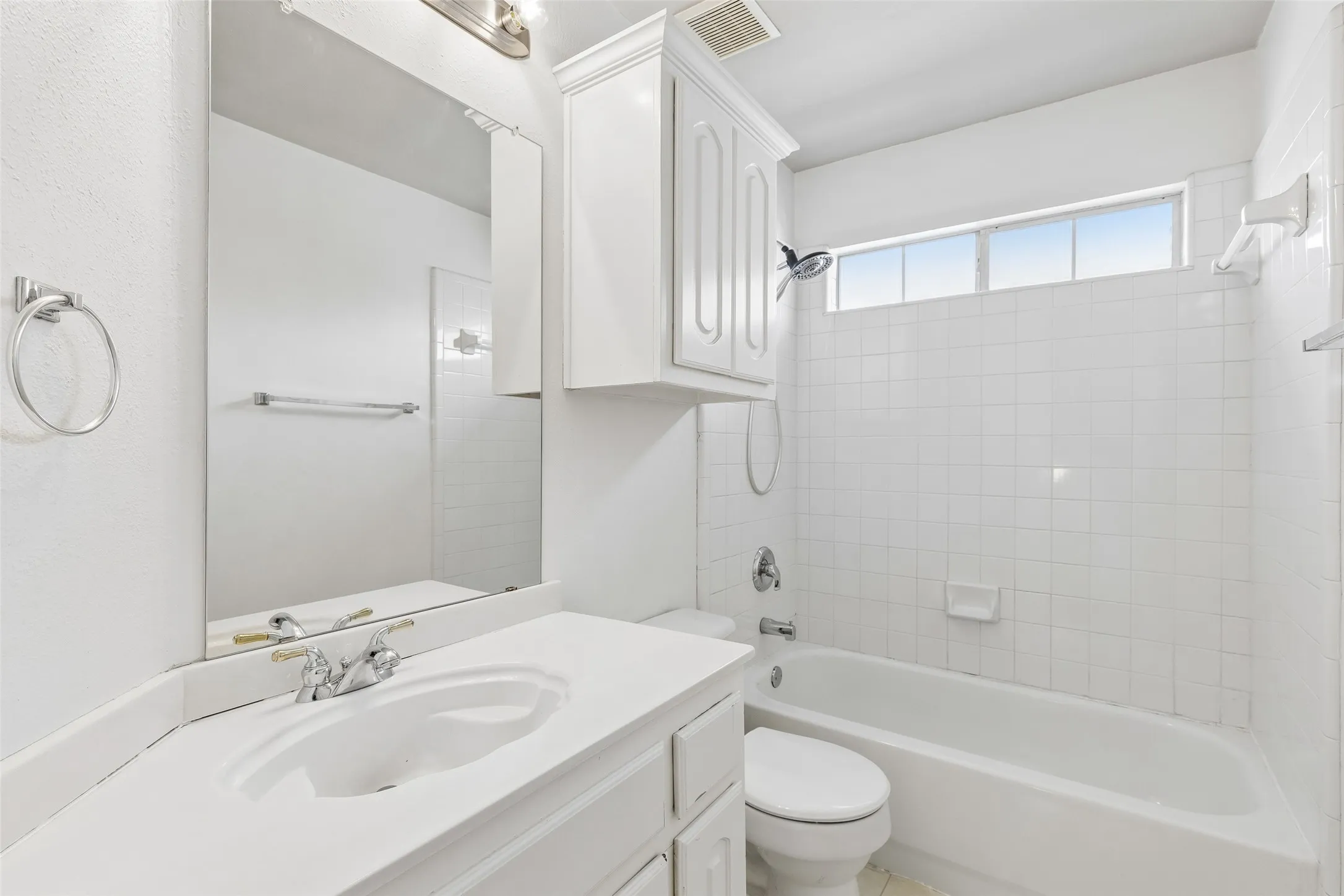 Single Family Residence For Sale in Tarrant County , 5376 Lake Chelen Drive, Fort Worth, Texas 76137, 5 Bedroom, 3 Bathroom, 2 Garage spaces, 2,672 Sqft, built in 2000, mls#21329409, Real Estate Agent in Fort Worth, Homes For Sale in Tarrant county, Homes For Sale in Fort Worth, Realtor in Fort Worth Texas, Real Estate Brokerage Independent Realty Texas, Luminita Cordes Realtor