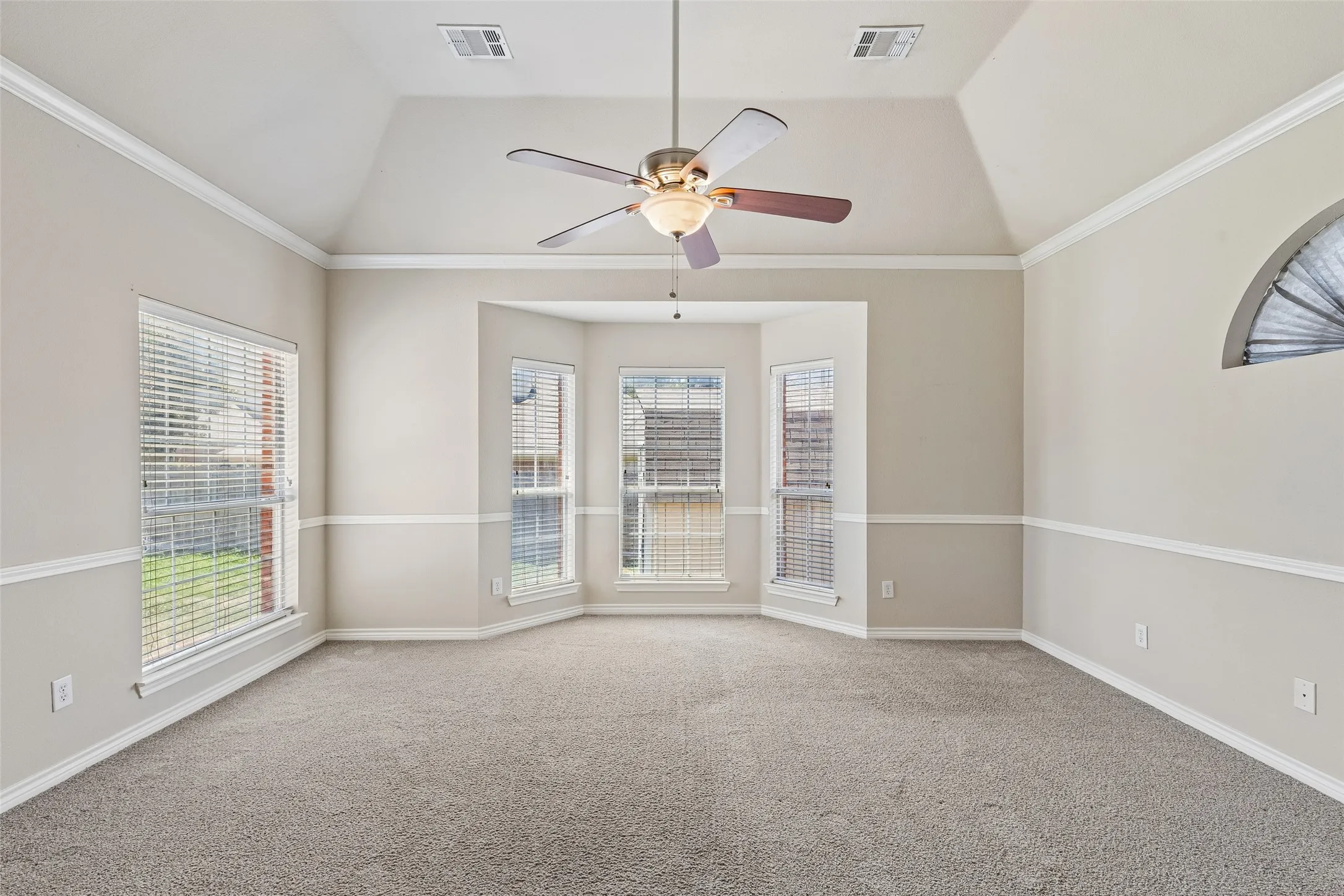 Single Family Residence For Sale in Tarrant County , 5376 Lake Chelen Drive, Fort Worth, Texas 76137, 5 Bedroom, 3 Bathroom, 2 Garage spaces, 2,672 Sqft, built in 2000, mls#21329409, Real Estate Agent in Fort Worth, Homes For Sale in Tarrant county, Homes For Sale in Fort Worth, Realtor in Fort Worth Texas, Real Estate Brokerage Independent Realty Texas, Luminita Cordes Realtor