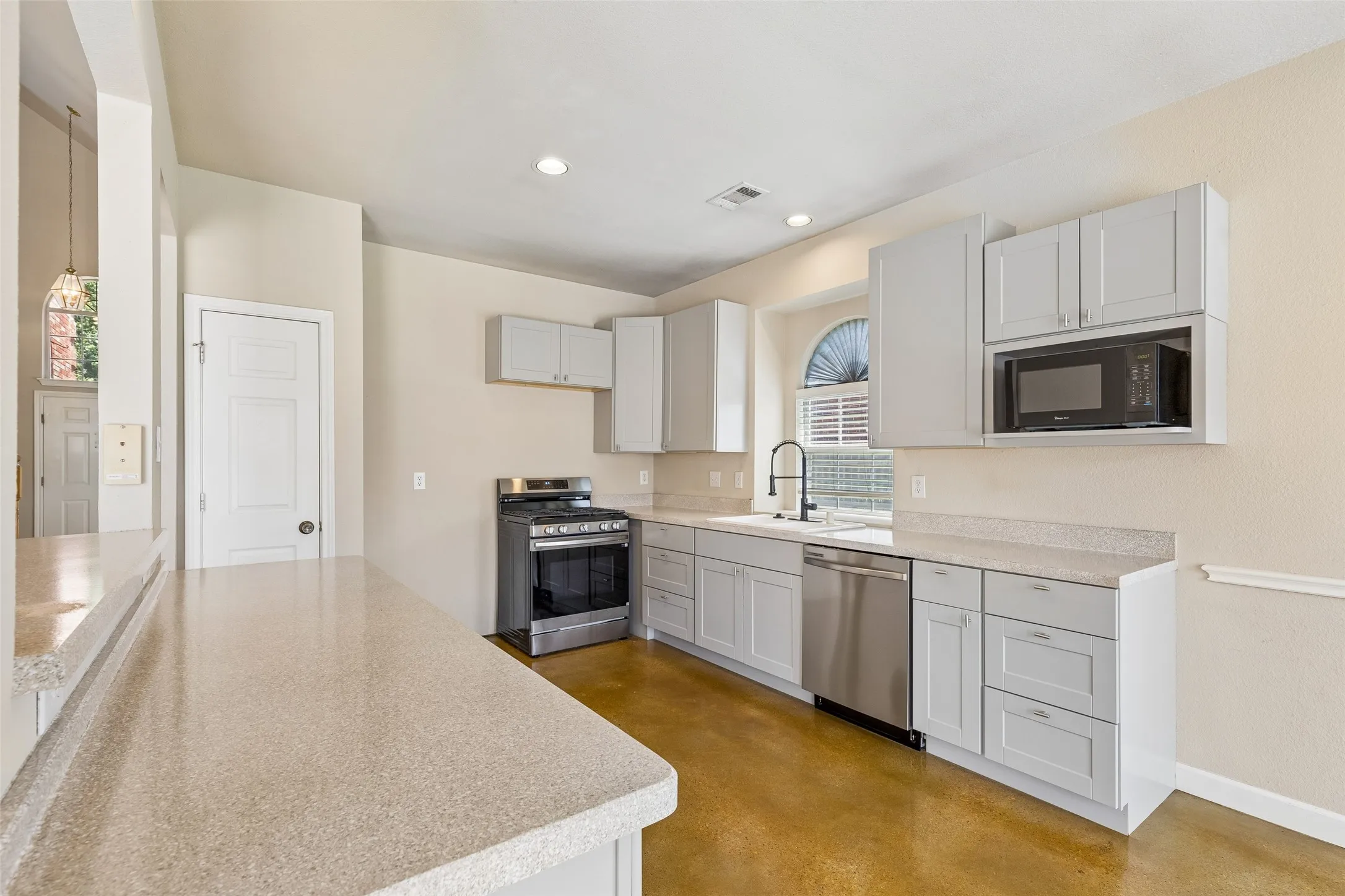 Single Family Residence For Sale in Tarrant County , 5376 Lake Chelen Drive, Fort Worth, Texas 76137, 5 Bedroom, 3 Bathroom, 2 Garage spaces, 2,672 Sqft, built in 2000, mls#21329409, Real Estate Agent in Fort Worth, Homes For Sale in Tarrant county, Homes For Sale in Fort Worth, Realtor in Fort Worth Texas, Real Estate Brokerage Independent Realty Texas, Luminita Cordes Realtor