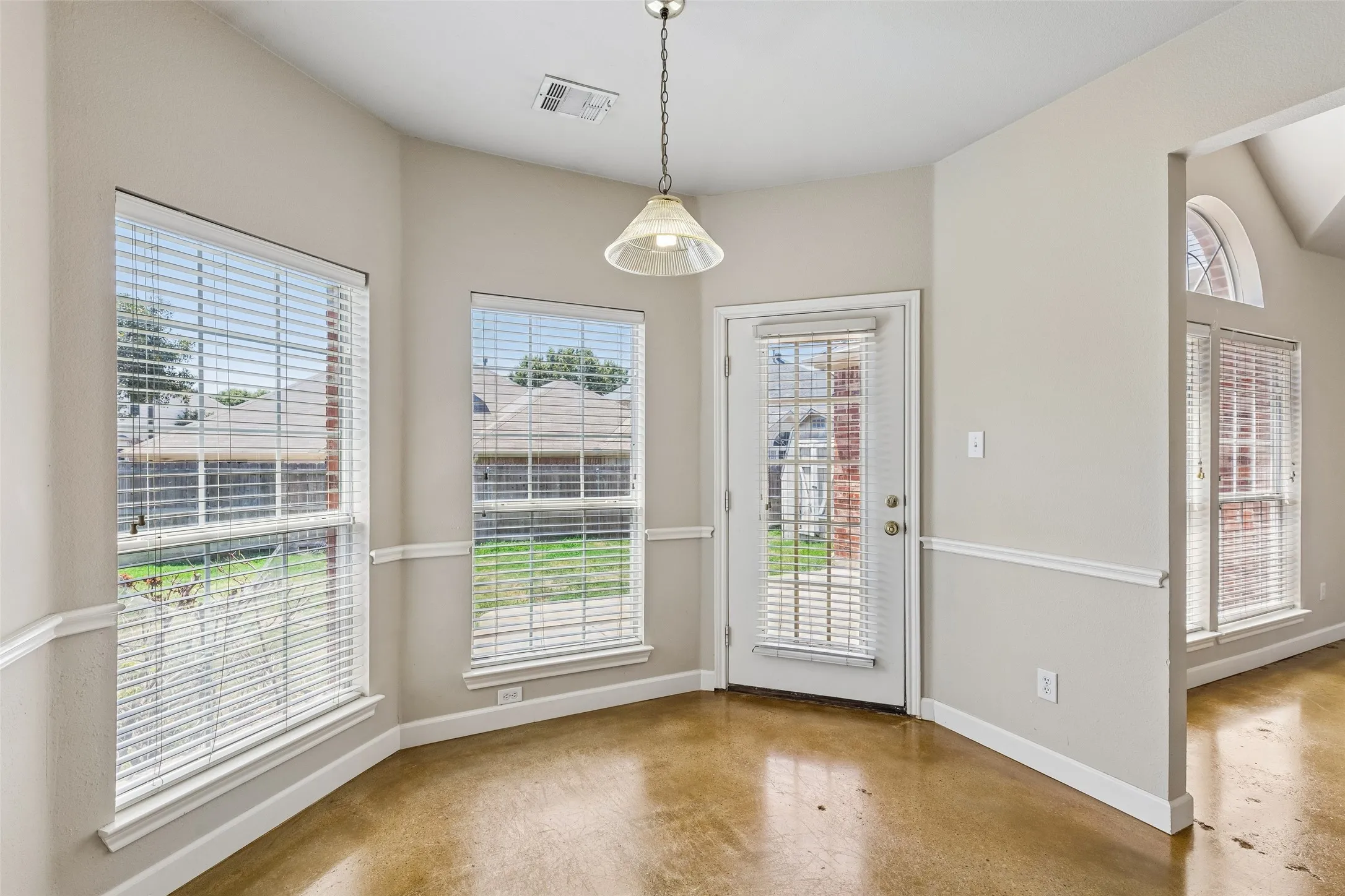 Single Family Residence For Sale in Tarrant County , 5376 Lake Chelen Drive, Fort Worth, Texas 76137, 5 Bedroom, 3 Bathroom, 2 Garage spaces, 2,672 Sqft, built in 2000, mls#21329409, Real Estate Agent in Fort Worth, Homes For Sale in Tarrant county, Homes For Sale in Fort Worth, Realtor in Fort Worth Texas, Real Estate Brokerage Independent Realty Texas, Luminita Cordes Realtor