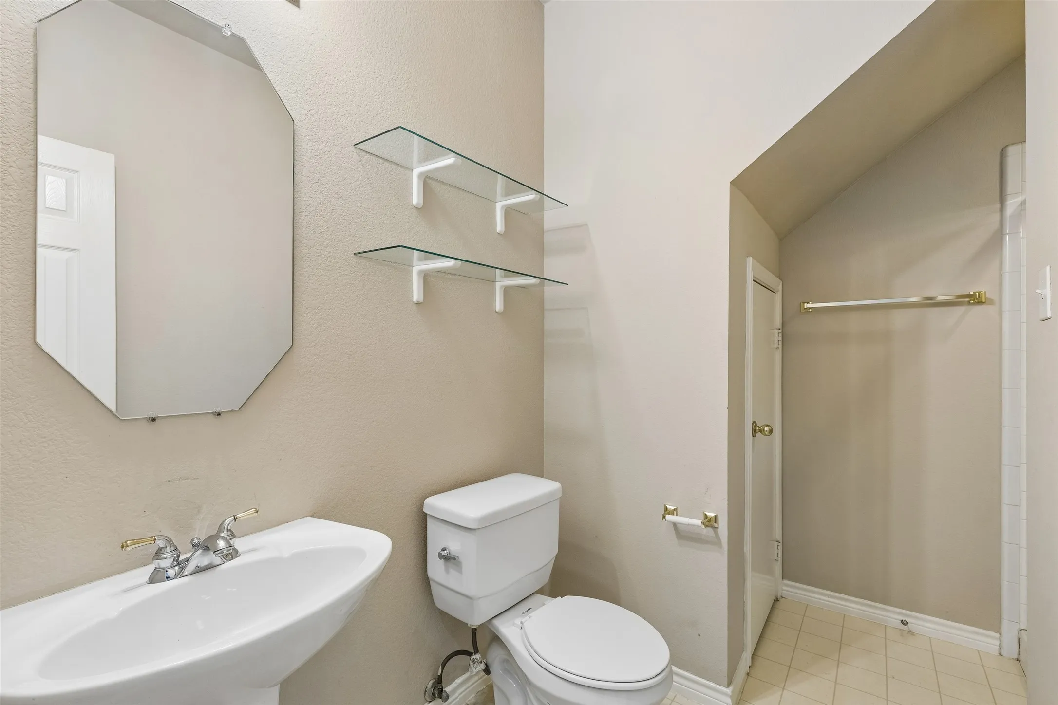 Single Family Residence For Sale in Tarrant County , 5376 Lake Chelen Drive, Fort Worth, Texas 76137, 5 Bedroom, 3 Bathroom, 2 Garage spaces, 2,672 Sqft, built in 2000, mls#21329409, Real Estate Agent in Fort Worth, Homes For Sale in Tarrant county, Homes For Sale in Fort Worth, Realtor in Fort Worth Texas, Real Estate Brokerage Independent Realty Texas, Luminita Cordes Realtor