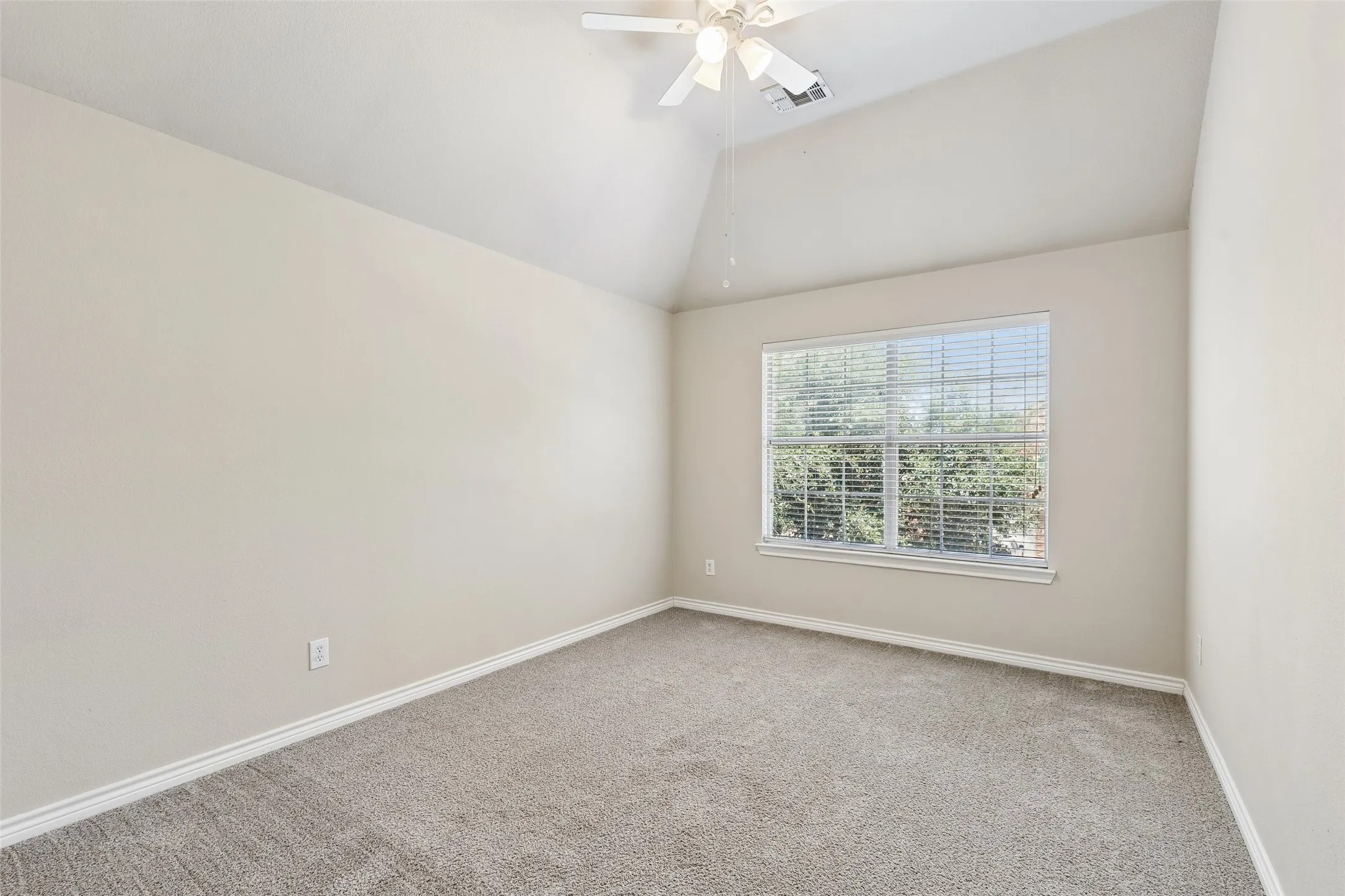 Single Family Residence For Sale in Tarrant County , 5376 Lake Chelen Drive, Fort Worth, Texas 76137, 5 Bedroom, 3 Bathroom, 2 Garage spaces, 2,672 Sqft, built in 2000, mls#21329409, Real Estate Agent in Fort Worth, Homes For Sale in Tarrant county, Homes For Sale in Fort Worth, Realtor in Fort Worth Texas, Real Estate Brokerage Independent Realty Texas, Luminita Cordes Realtor