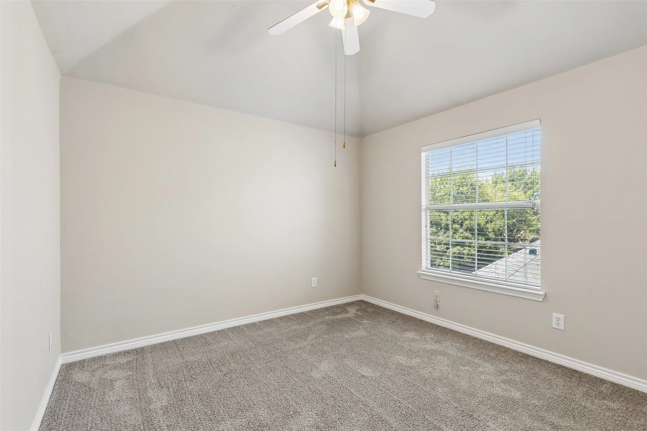Single Family Residence For Sale in Tarrant County , 5376 Lake Chelen Drive, Fort Worth, Texas 76137, 5 Bedroom, 3 Bathroom, 2 Garage spaces, 2,672 Sqft, built in 2000, mls#21329409, Real Estate Agent in Fort Worth, Homes For Sale in Tarrant county, Homes For Sale in Fort Worth, Realtor in Fort Worth Texas, Real Estate Brokerage Independent Realty Texas, Luminita Cordes Realtor