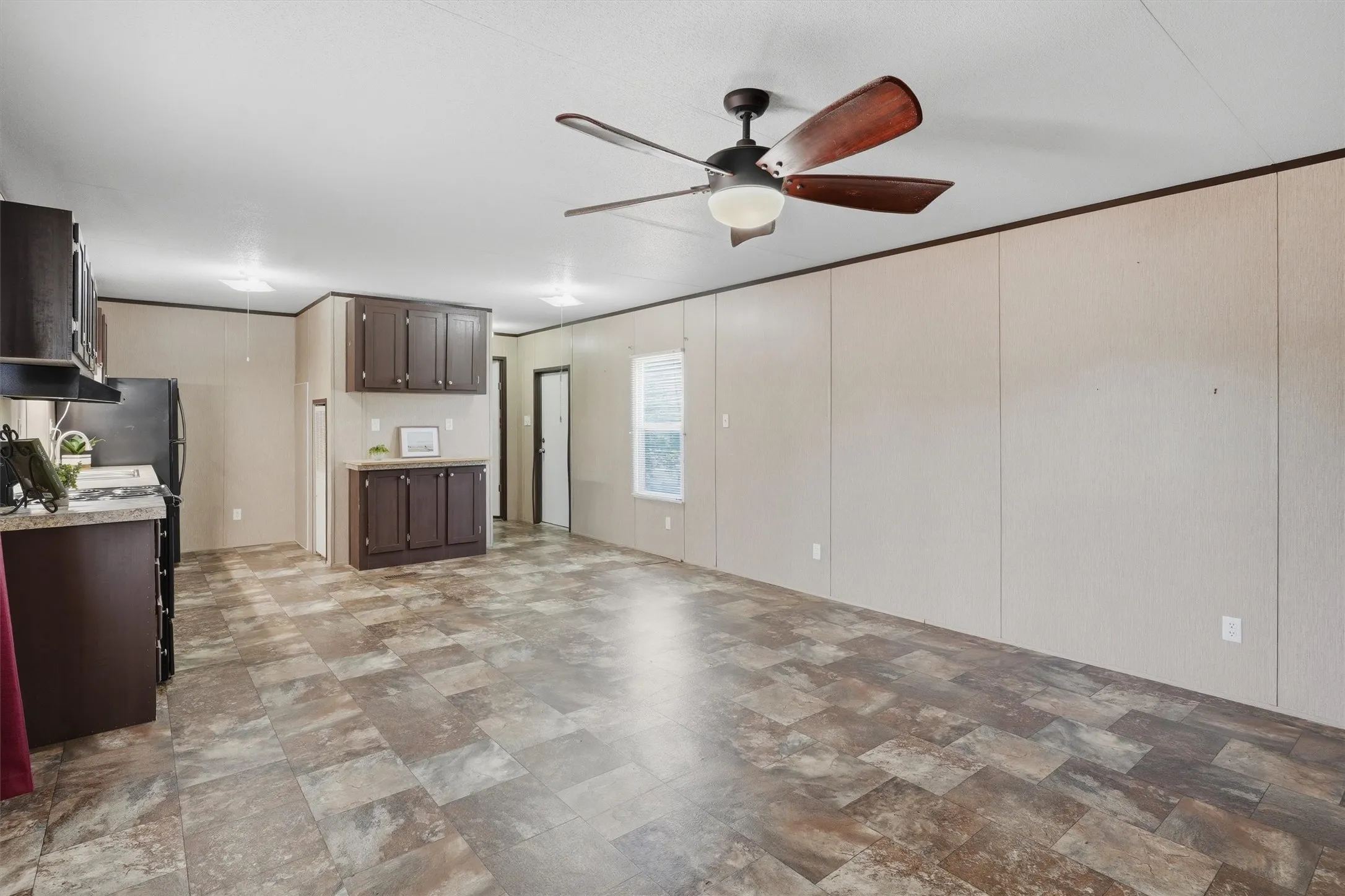 Mobile Home For Sale in Hood County , 2303 Balboa Court, Granbury, Texas 76048, 2 Bedroom, 2 Bathroom, Garage spaces, 896 Sqft, built in 2015, mls#21354372, Real Estate Agent in Granbury, Homes For Sale in Hood county, Homes For Sale in Granbury, Realtor in Granbury Texas, Real Estate Brokerage Independent Realty Texas, Luminita Cordes Realtor