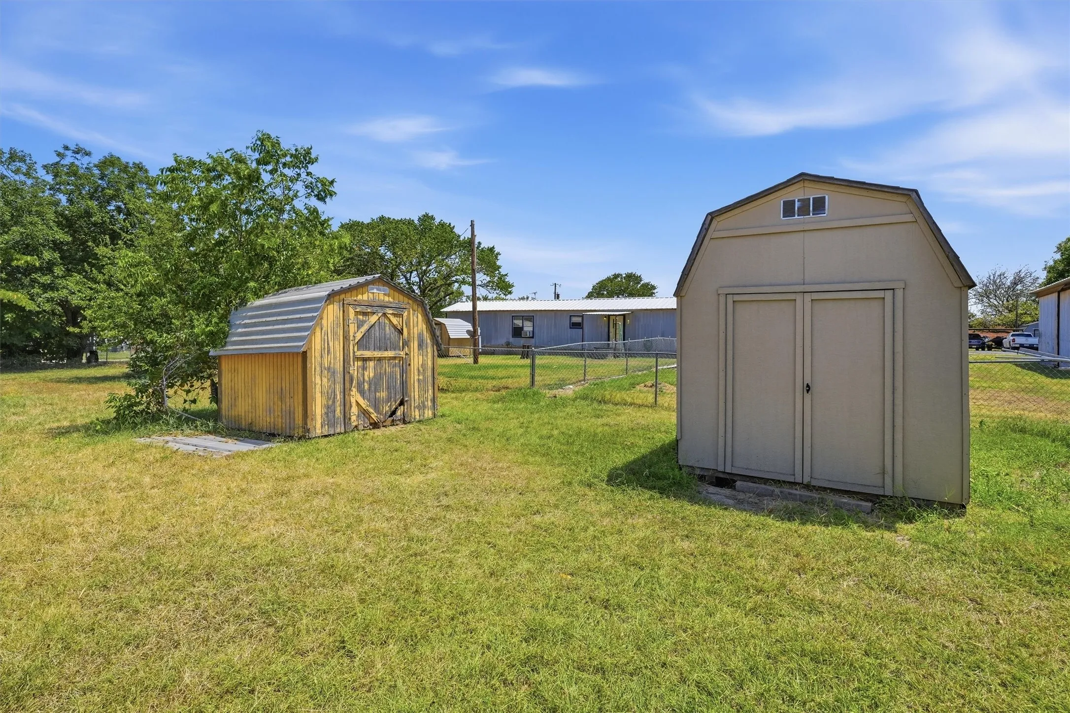 Mobile Home For Sale in Hood County , 2303 Balboa Court, Granbury, Texas 76048, 2 Bedroom, 2 Bathroom, Garage spaces, 896 Sqft, built in 2015, mls#21354372, Real Estate Agent in Granbury, Homes For Sale in Hood county, Homes For Sale in Granbury, Realtor in Granbury Texas, Real Estate Brokerage Independent Realty Texas, Luminita Cordes Realtor