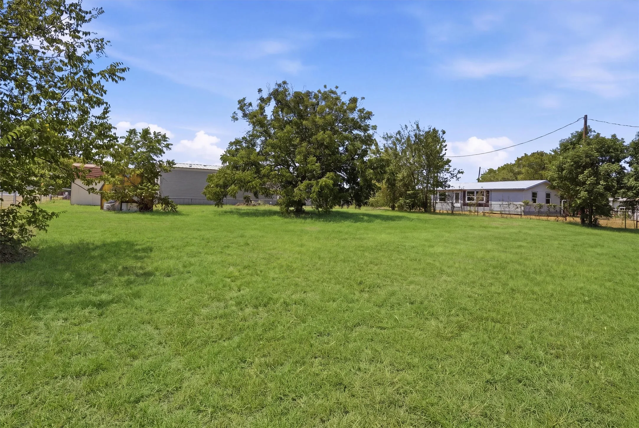Mobile Home For Sale in Hood County , 2303 Balboa Court, Granbury, Texas 76048, 2 Bedroom, 2 Bathroom, Garage spaces, 896 Sqft, built in 2015, mls#21354372, Real Estate Agent in Granbury, Homes For Sale in Hood county, Homes For Sale in Granbury, Realtor in Granbury Texas, Real Estate Brokerage Independent Realty Texas, Luminita Cordes Realtor