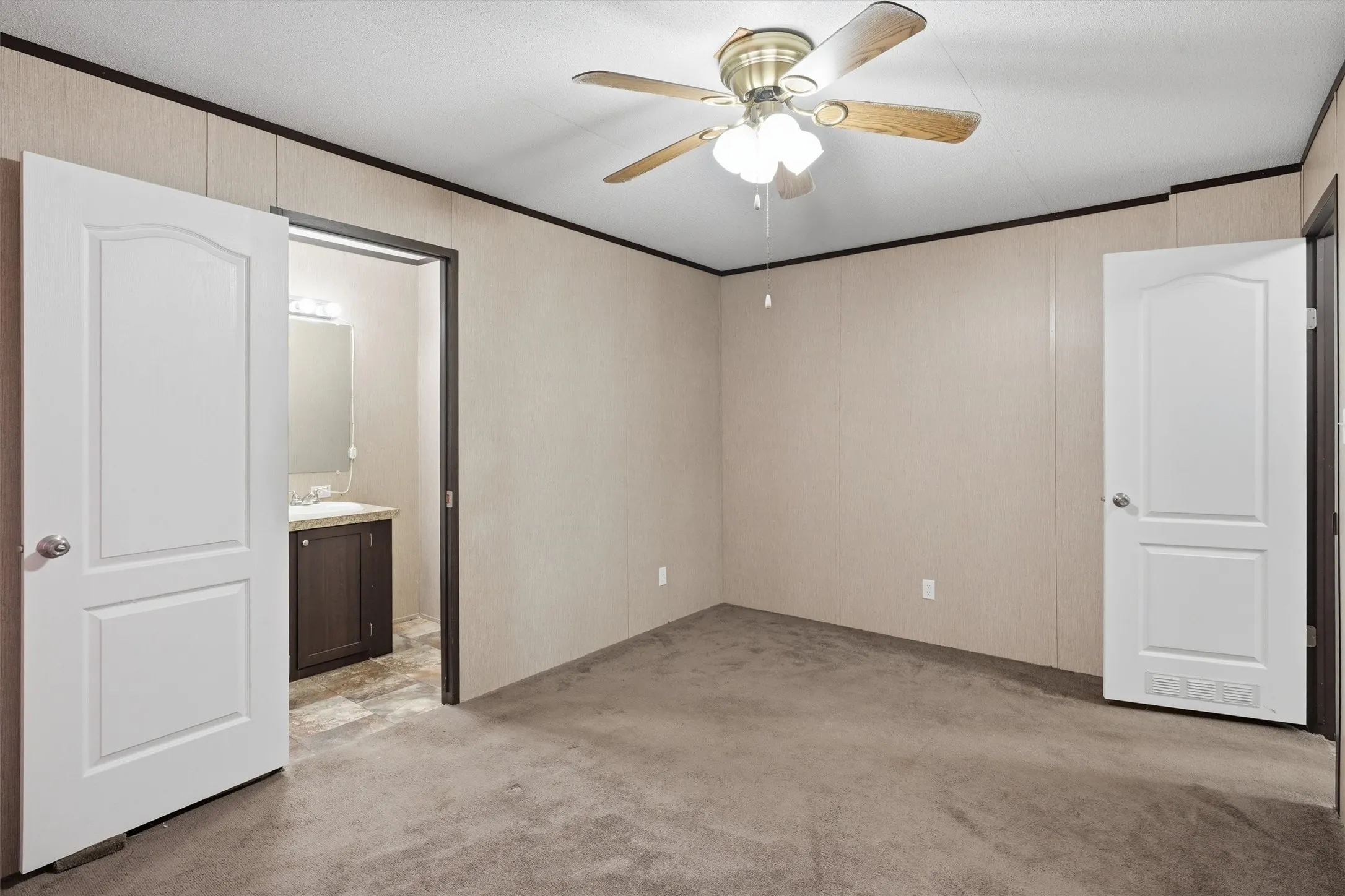 Mobile Home For Sale in Hood County , 2303 Balboa Court, Granbury, Texas 76048, 2 Bedroom, 2 Bathroom, Garage spaces, 896 Sqft, built in 2015, mls#21354372, Real Estate Agent in Granbury, Homes For Sale in Hood county, Homes For Sale in Granbury, Realtor in Granbury Texas, Real Estate Brokerage Independent Realty Texas, Luminita Cordes Realtor