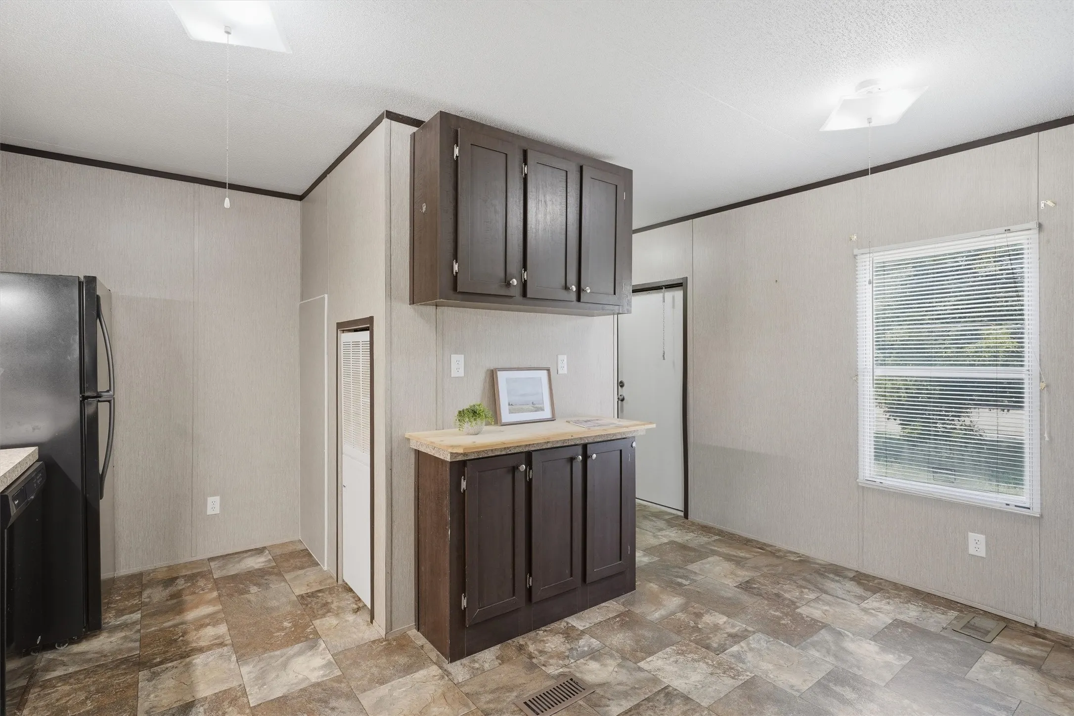 Mobile Home For Sale in Hood County , 2303 Balboa Court, Granbury, Texas 76048, 2 Bedroom, 2 Bathroom, Garage spaces, 896 Sqft, built in 2015, mls#21354372, Real Estate Agent in Granbury, Homes For Sale in Hood county, Homes For Sale in Granbury, Realtor in Granbury Texas, Real Estate Brokerage Independent Realty Texas, Luminita Cordes Realtor