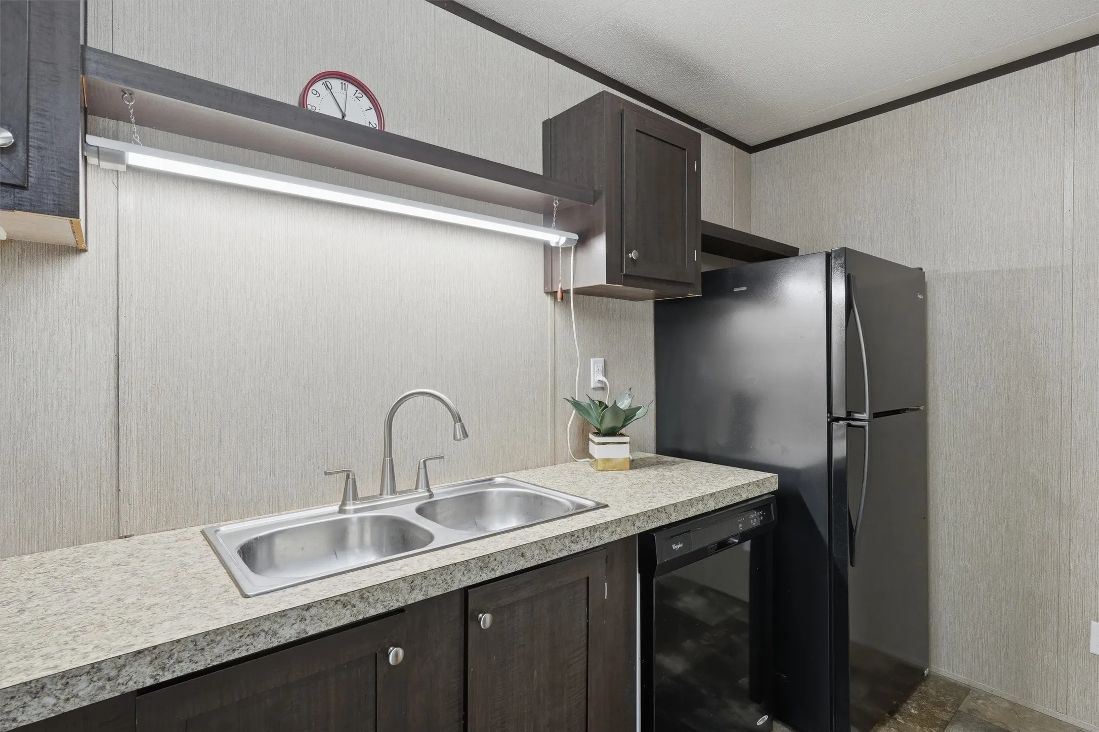 Mobile Home For Sale in Hood County , 2303 Balboa Court, Granbury, Texas 76048, 2 Bedroom, 2 Bathroom, Garage spaces, 896 Sqft, built in 2015, mls#21354372, Real Estate Agent in Granbury, Homes For Sale in Hood county, Homes For Sale in Granbury, Realtor in Granbury Texas, Real Estate Brokerage Independent Realty Texas, Luminita Cordes Realtor