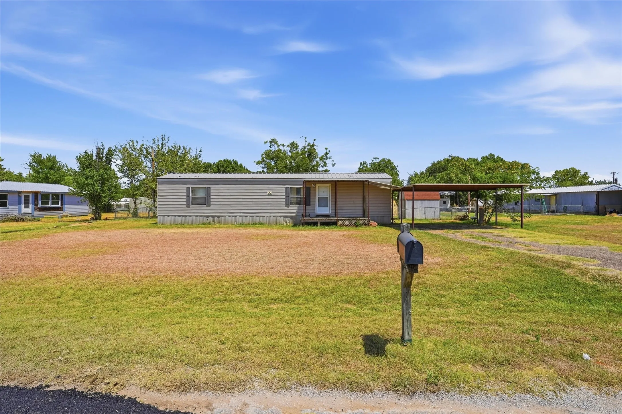 Mobile Home For Sale in Hood County , 2303 Balboa Court, Granbury, Texas 76048, 2 Bedroom, 2 Bathroom, Garage spaces, 896 Sqft, built in 2015, mls#21354372, Real Estate Agent in Granbury, Homes For Sale in Hood county, Homes For Sale in Granbury, Realtor in Granbury Texas, Real Estate Brokerage Independent Realty Texas, Luminita Cordes Realtor