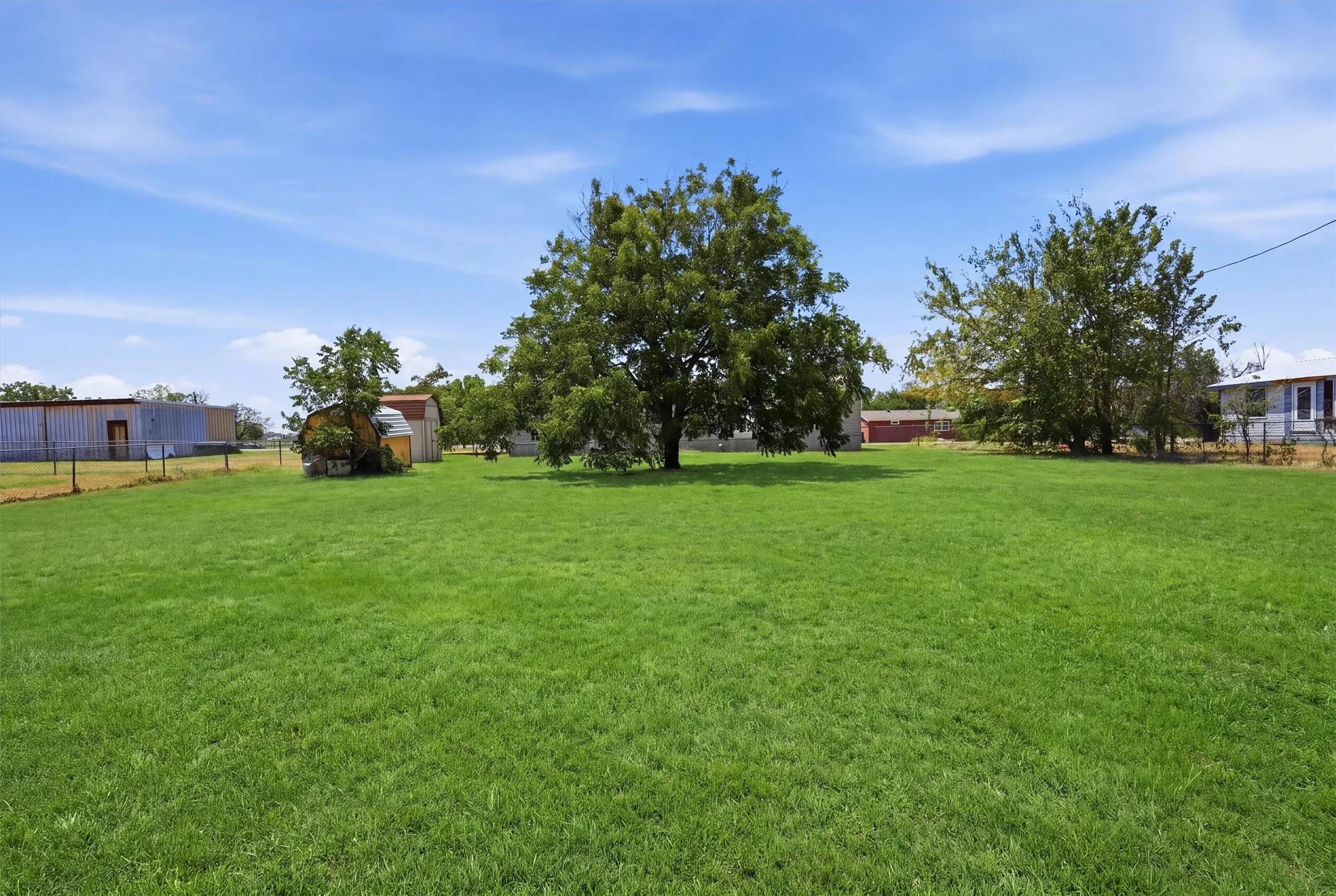 Mobile Home For Sale in Hood County , 2303 Balboa Court, Granbury, Texas 76048, 2 Bedroom, 2 Bathroom, Garage spaces, 896 Sqft, built in 2015, mls#21354372, Real Estate Agent in Granbury, Homes For Sale in Hood county, Homes For Sale in Granbury, Realtor in Granbury Texas, Real Estate Brokerage Independent Realty Texas, Luminita Cordes Realtor