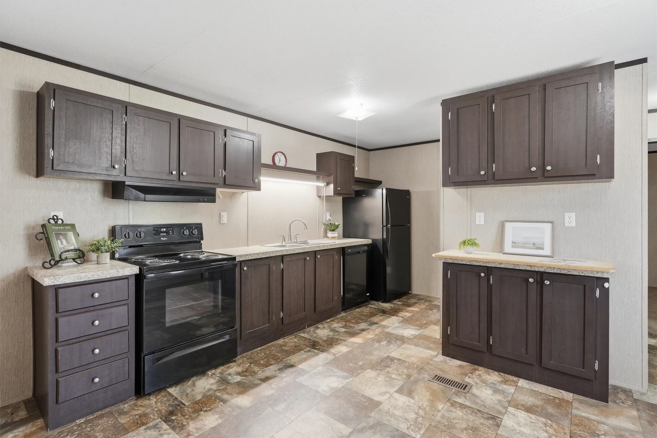 Mobile Home For Sale in Hood County , 2303 Balboa Court, Granbury, Texas 76048, 2 Bedroom, 2 Bathroom, Garage spaces, 896 Sqft, built in 2015, mls#21354372, Real Estate Agent in Granbury, Homes For Sale in Hood county, Homes For Sale in Granbury, Realtor in Granbury Texas, Real Estate Brokerage Independent Realty Texas, Luminita Cordes Realtor