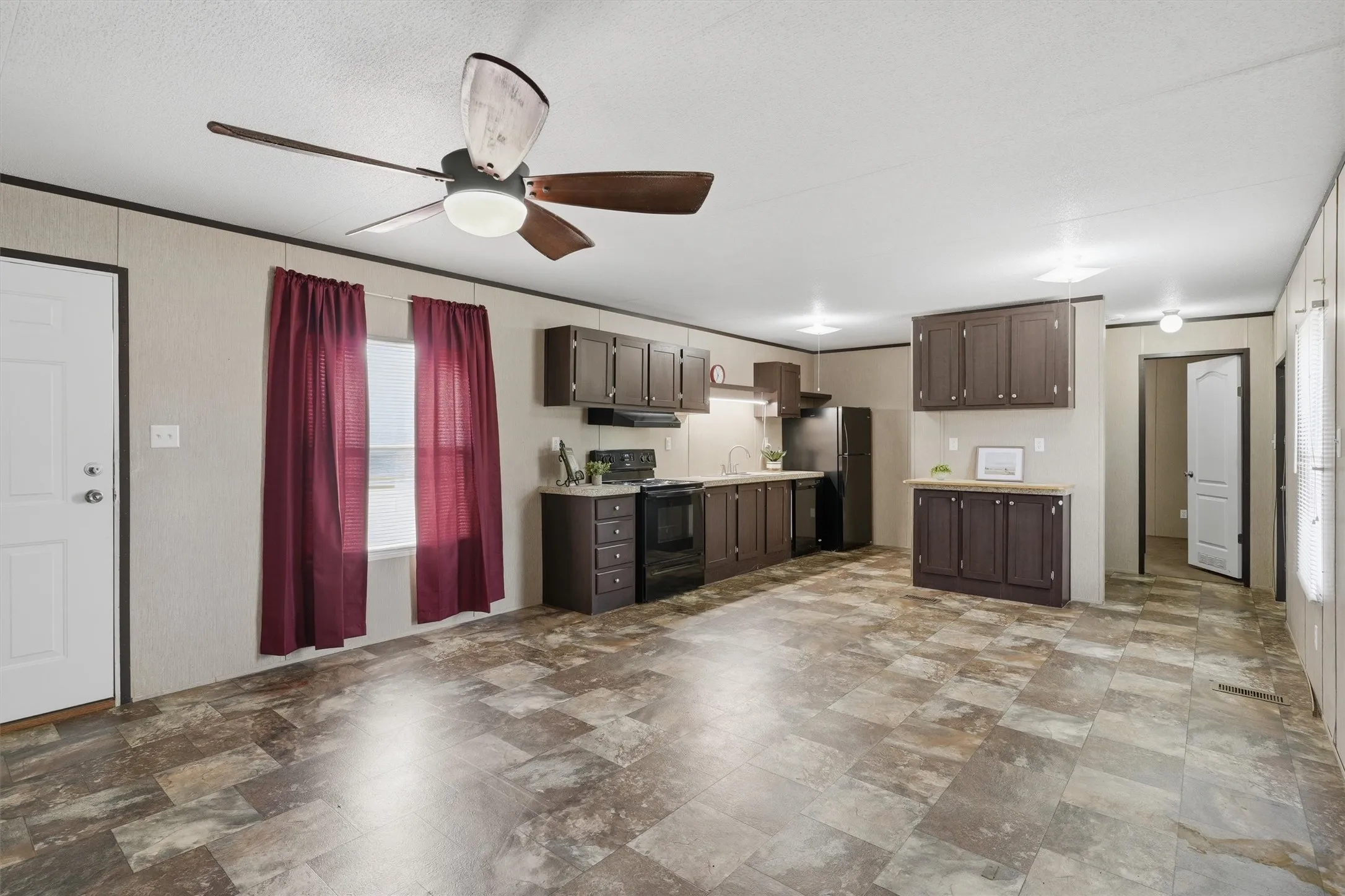 Mobile Home For Sale in Hood County , 2303 Balboa Court, Granbury, Texas 76048, 2 Bedroom, 2 Bathroom, Garage spaces, 896 Sqft, built in 2015, mls#21354372, Real Estate Agent in Granbury, Homes For Sale in Hood county, Homes For Sale in Granbury, Realtor in Granbury Texas, Real Estate Brokerage Independent Realty Texas, Luminita Cordes Realtor