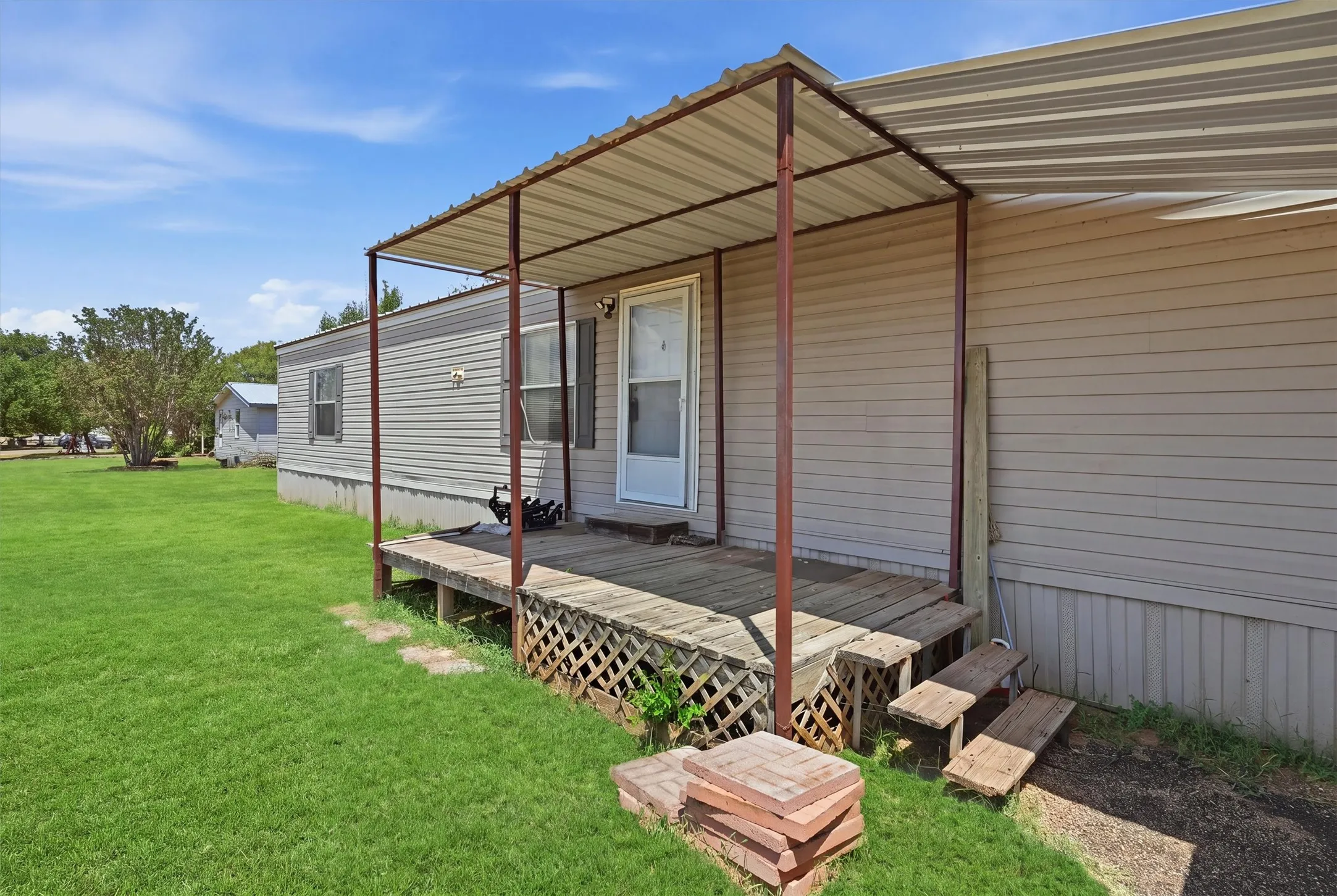 Mobile Home For Sale in Hood County , 2303 Balboa Court, Granbury, Texas 76048, 2 Bedroom, 2 Bathroom, Garage spaces, 896 Sqft, built in 2015, mls#21354372, Real Estate Agent in Granbury, Homes For Sale in Hood county, Homes For Sale in Granbury, Realtor in Granbury Texas, Real Estate Brokerage Independent Realty Texas, Luminita Cordes Realtor
