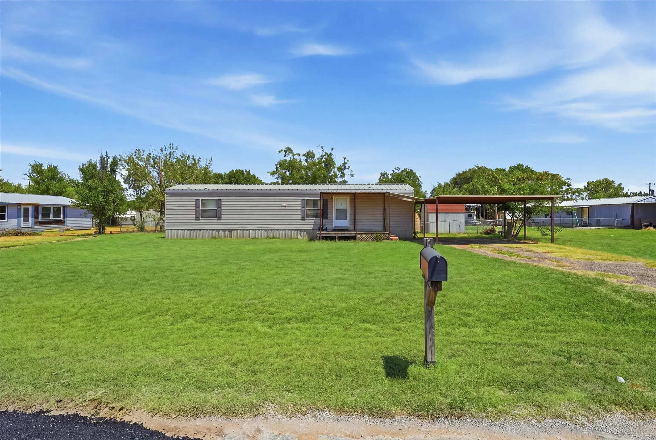Mobile Home For Sale in Hood County , 2303 Balboa Court, Granbury, Texas 76048, 2 Bedroom, 2 Bathroom, Garage spaces, 896 Sqft, built in 2015, mls#21354372, Real Estate Agent in Granbury, Homes For Sale in Hood county, Homes For Sale in Granbury, Realtor in Granbury Texas, Real Estate Brokerage Independent Realty Texas, Luminita Cordes Realtor