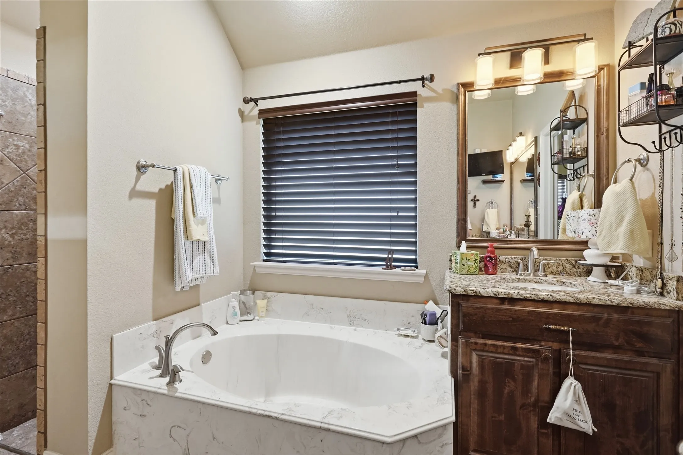 Single Family Residence For Sale in Parker County , 168 Whitetail Drive, Willow Park, Texas 76008, 3 Bedroom, 2 Bathroom, 2 Garage spaces, 1,709 Sqft, built in 2014, mls#21350963, Real Estate Agent in Willow Park, Homes For Sale in Parker county, Homes For Sale in Willow Park, Realtor in Willow Park Texas, Real Estate Brokerage Independent Realty Texas, Luminita Cordes Realtor