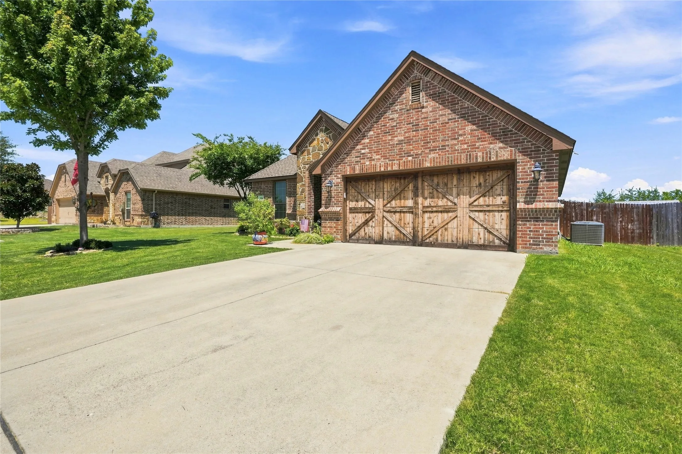 Single Family Residence For Sale in Parker County , 168 Whitetail Drive, Willow Park, Texas 76008, 3 Bedroom, 2 Bathroom, 2 Garage spaces, 1,709 Sqft, built in 2014, mls#21350963, Real Estate Agent in Willow Park, Homes For Sale in Parker county, Homes For Sale in Willow Park, Realtor in Willow Park Texas, Real Estate Brokerage Independent Realty Texas, Luminita Cordes Realtor