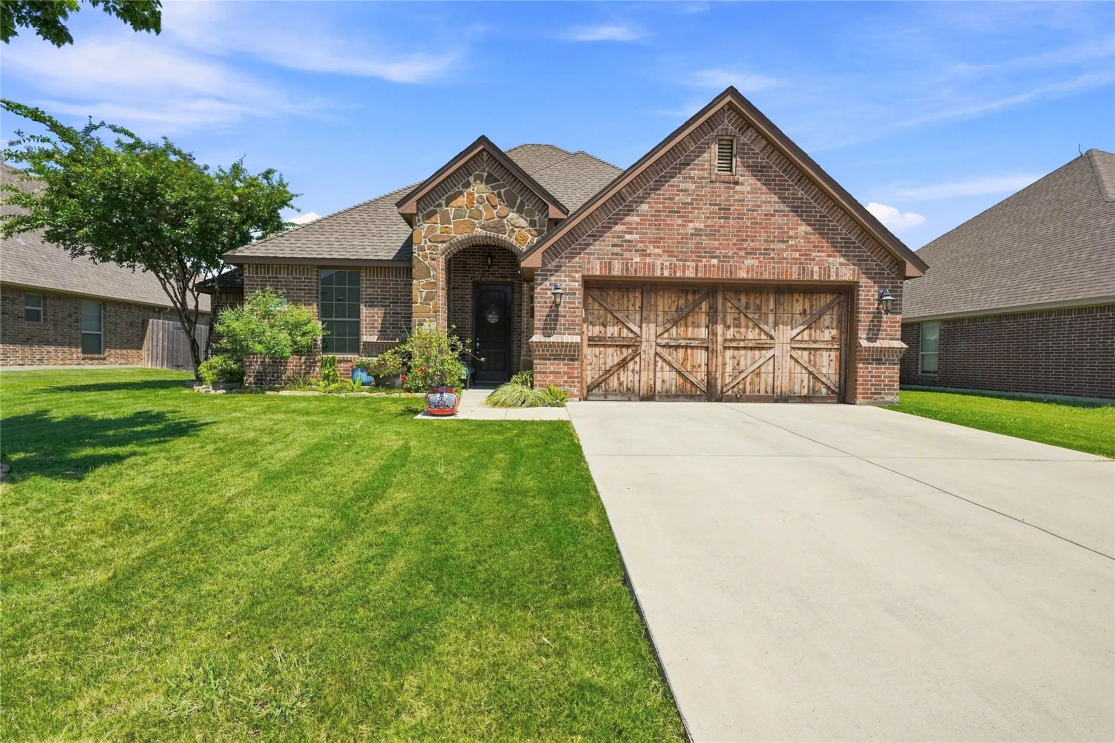 Single Family Residence For Sale in Parker County , 168 Whitetail Drive, Willow Park, Texas 76008, 3 Bedroom, 2 Bathroom, 2 Garage spaces, 1,709 Sqft, built in 2014, mls#21350963, Real Estate Agent in Willow Park, Homes For Sale in Parker county, Homes For Sale in Willow Park, Realtor in Willow Park Texas, Real Estate Brokerage Independent Realty Texas, Luminita Cordes Realtor