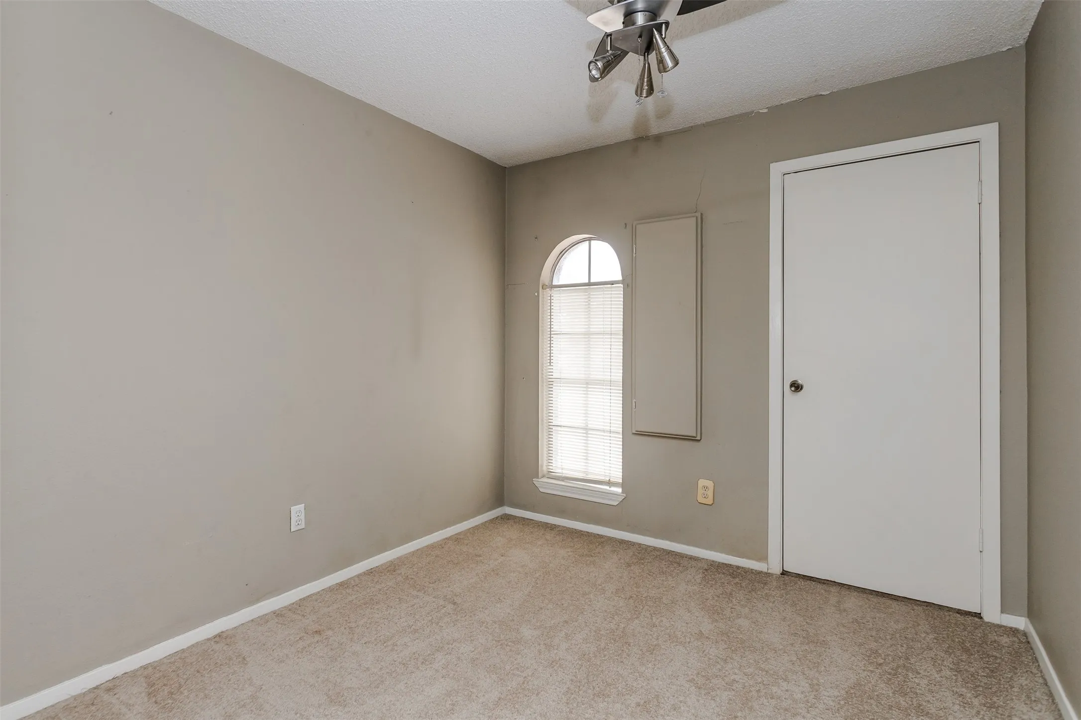 Single Family Residence For Sale in Dallas County , 2517 Rosewood Drive, Mesquite, Texas 75150, 4 Bedroom, 3 Bathroom, Garage spaces, 1,933 Sqft, built in 1970, mls#21354874, Real Estate Agent in Mesquite, Homes For Sale in Dallas county, Homes For Sale in Mesquite, Realtor in Mesquite Texas, Real Estate Brokerage Independent Realty Texas, Luminita Cordes Realtor