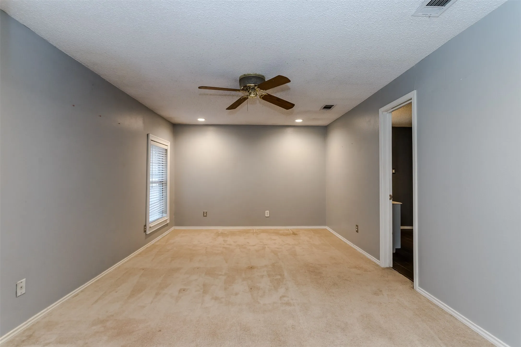 Single Family Residence For Sale in Dallas County , 2517 Rosewood Drive, Mesquite, Texas 75150, 4 Bedroom, 3 Bathroom, Garage spaces, 1,933 Sqft, built in 1970, mls#21354874, Real Estate Agent in Mesquite, Homes For Sale in Dallas county, Homes For Sale in Mesquite, Realtor in Mesquite Texas, Real Estate Brokerage Independent Realty Texas, Luminita Cordes Realtor