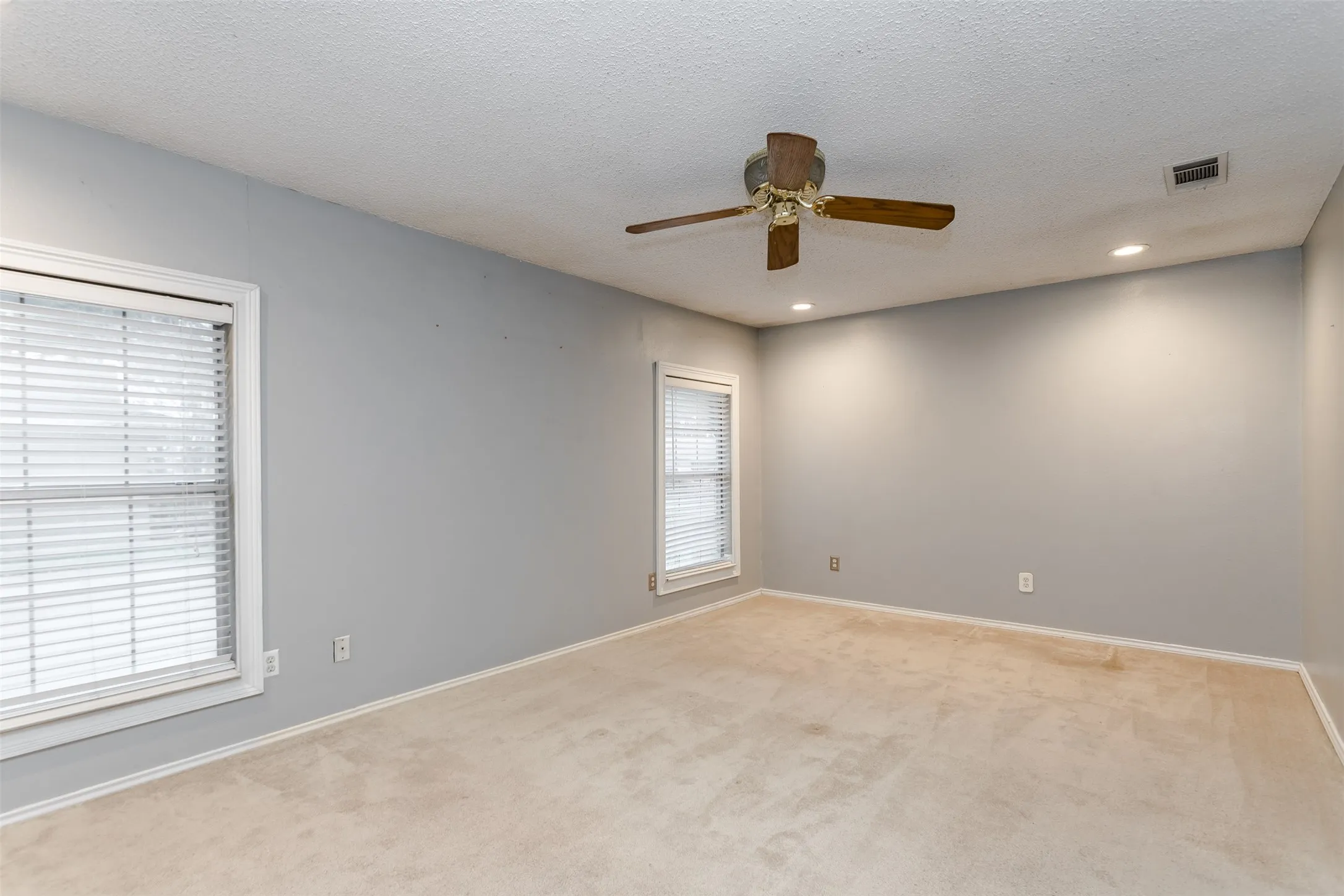 Single Family Residence For Sale in Dallas County , 2517 Rosewood Drive, Mesquite, Texas 75150, 4 Bedroom, 3 Bathroom, Garage spaces, 1,933 Sqft, built in 1970, mls#21354874, Real Estate Agent in Mesquite, Homes For Sale in Dallas county, Homes For Sale in Mesquite, Realtor in Mesquite Texas, Real Estate Brokerage Independent Realty Texas, Luminita Cordes Realtor