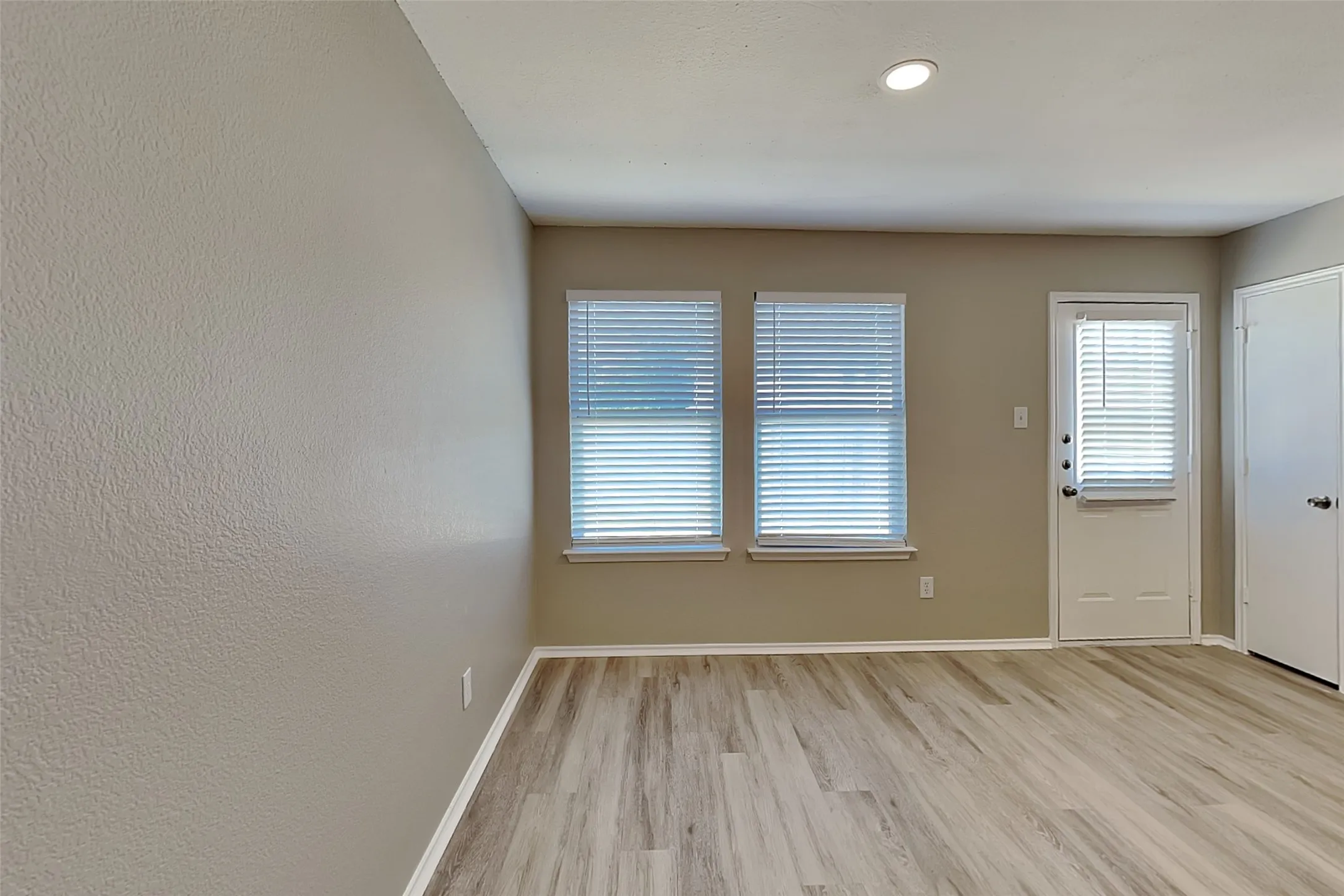 Single Family Residence For Rent in Tarrant County , 13717 Canyon Ranch Road, Fort Worth, Texas 76262, 3 Bedroom, 2 Bathroom, 2 Garage spaces, 1,744 Sqft, built in 2004, mls#21355191, Real Estate Agent in Fort Worth, Homes For Rent in Tarrant county, Homes For Rent in Fort Worth, Realtor in Fort Worth Texas, Real Estate Brokerage Independent Realty Texas, Luminita Cordes Realtor