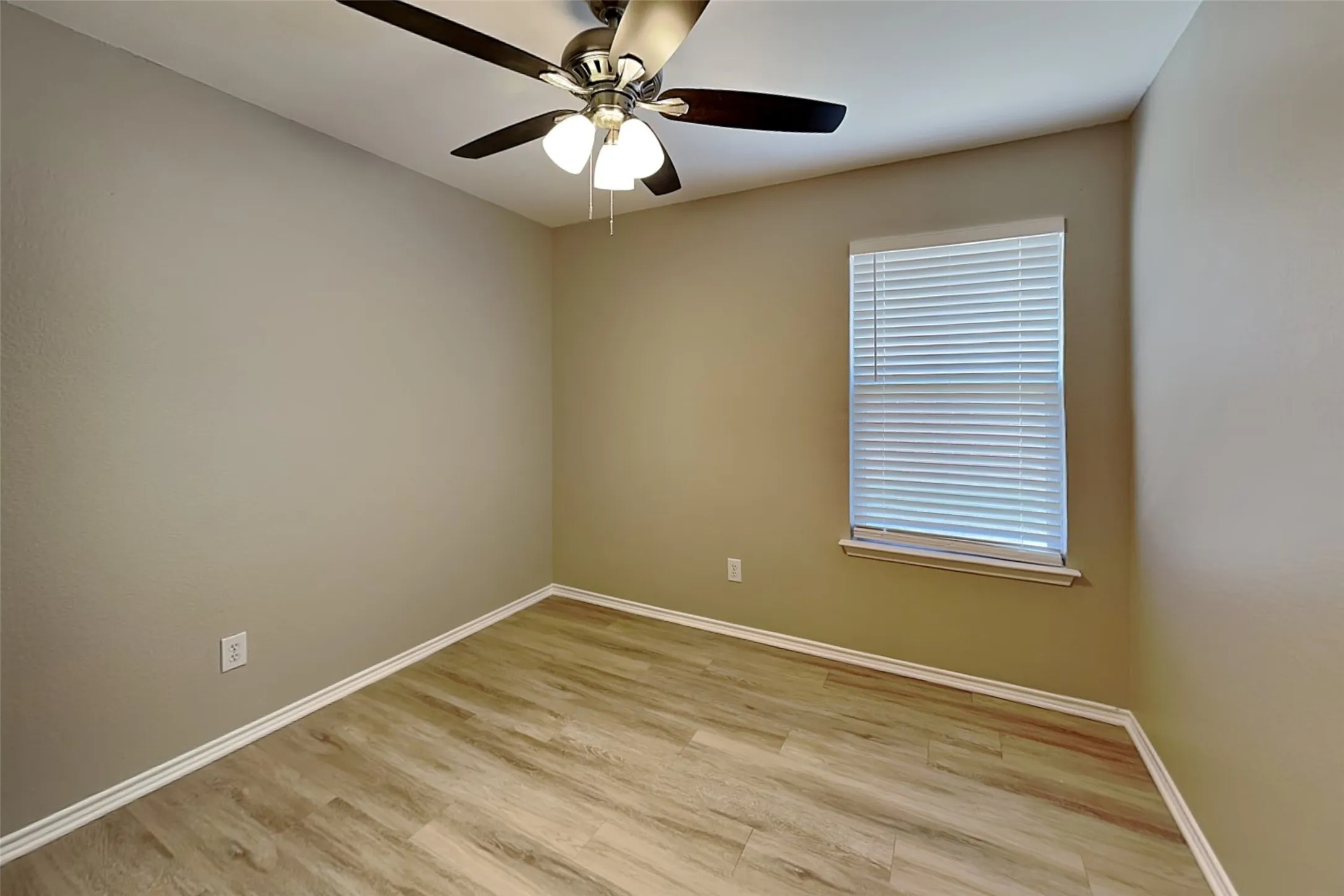 Single Family Residence For Rent in Tarrant County , 13717 Canyon Ranch Road, Fort Worth, Texas 76262, 3 Bedroom, 2 Bathroom, 2 Garage spaces, 1,744 Sqft, built in 2004, mls#21355191, Real Estate Agent in Fort Worth, Homes For Rent in Tarrant county, Homes For Rent in Fort Worth, Realtor in Fort Worth Texas, Real Estate Brokerage Independent Realty Texas, Luminita Cordes Realtor