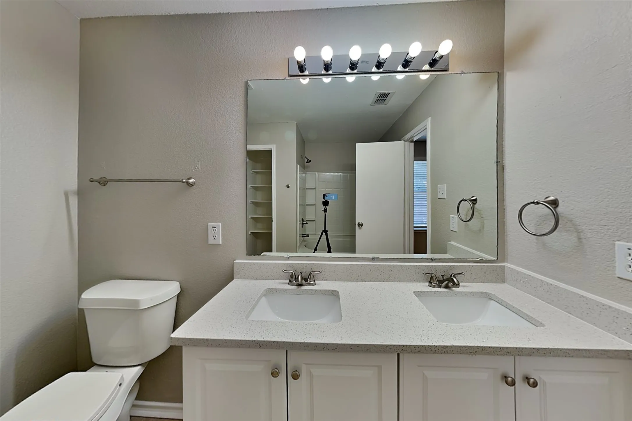 Single Family Residence For Rent in Tarrant County , 13717 Canyon Ranch Road, Fort Worth, Texas 76262, 3 Bedroom, 2 Bathroom, 2 Garage spaces, 1,744 Sqft, built in 2004, mls#21355191, Real Estate Agent in Fort Worth, Homes For Rent in Tarrant county, Homes For Rent in Fort Worth, Realtor in Fort Worth Texas, Real Estate Brokerage Independent Realty Texas, Luminita Cordes Realtor