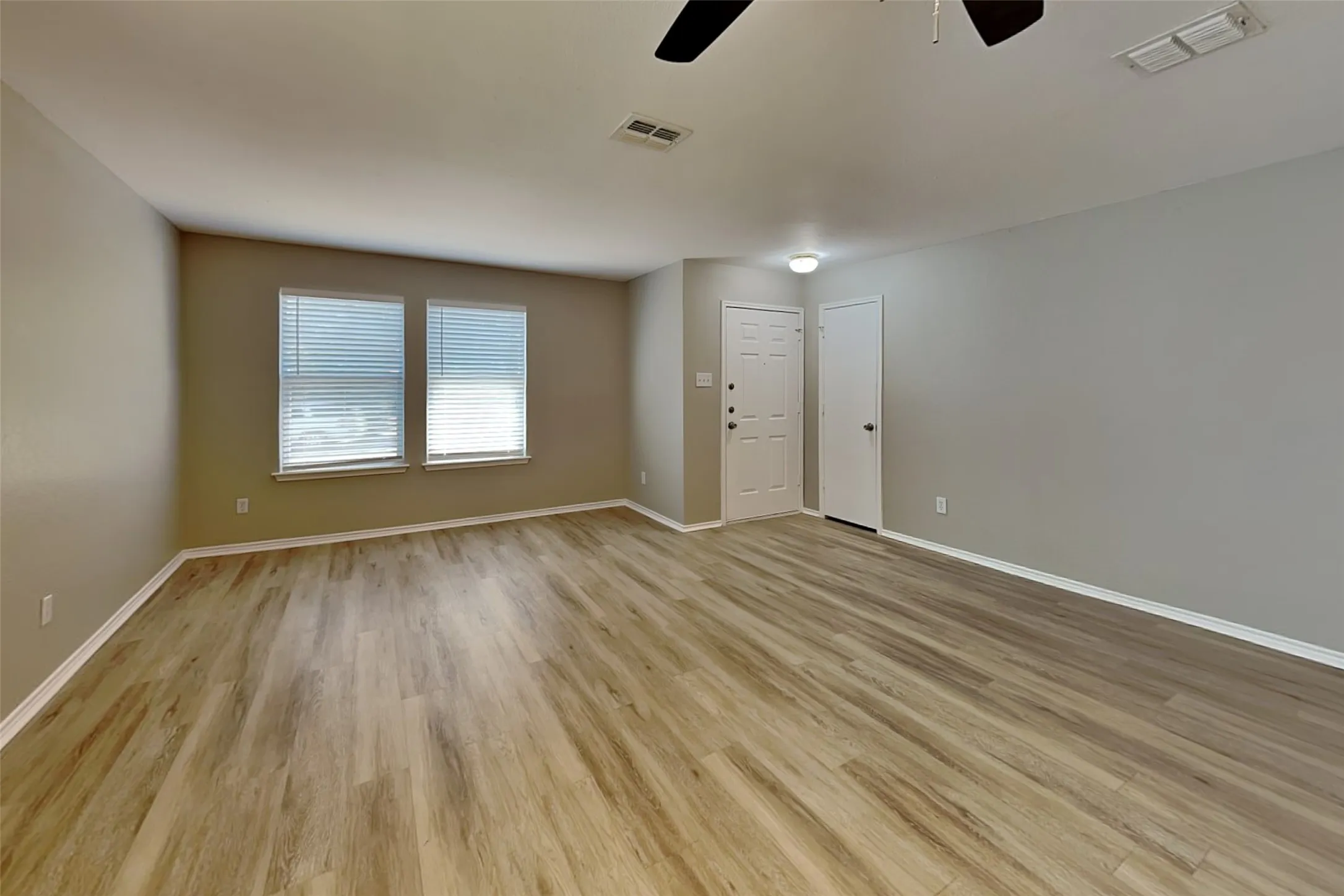 Single Family Residence For Rent in Tarrant County , 13717 Canyon Ranch Road, Fort Worth, Texas 76262, 3 Bedroom, 2 Bathroom, 2 Garage spaces, 1,744 Sqft, built in 2004, mls#21355191, Real Estate Agent in Fort Worth, Homes For Rent in Tarrant county, Homes For Rent in Fort Worth, Realtor in Fort Worth Texas, Real Estate Brokerage Independent Realty Texas, Luminita Cordes Realtor